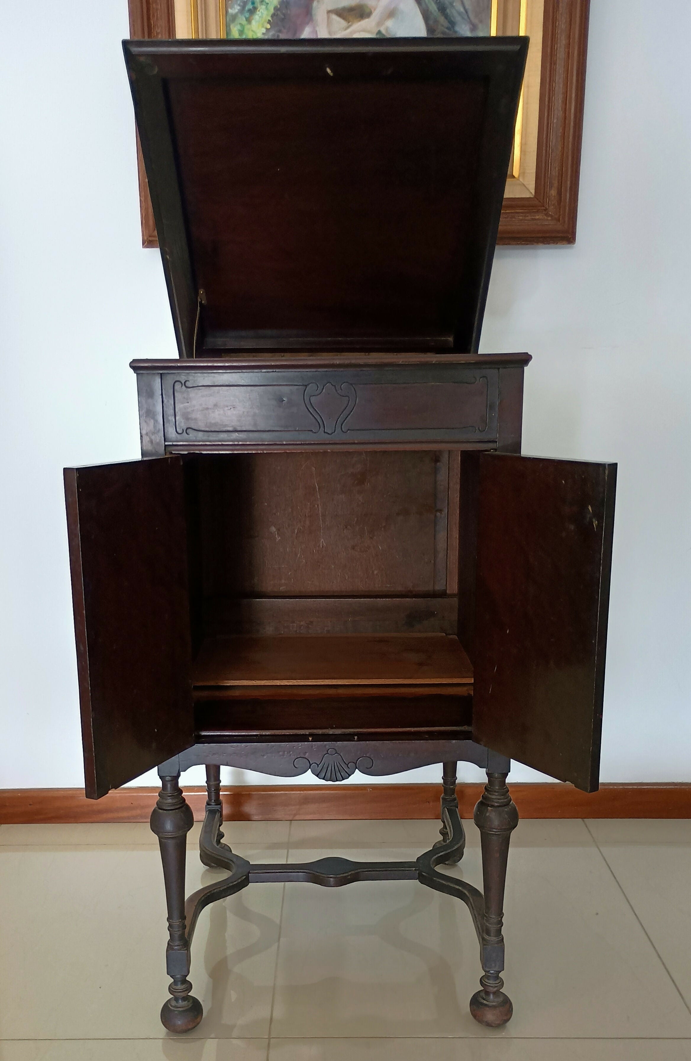 Gabinete de gravofone em jacarandá