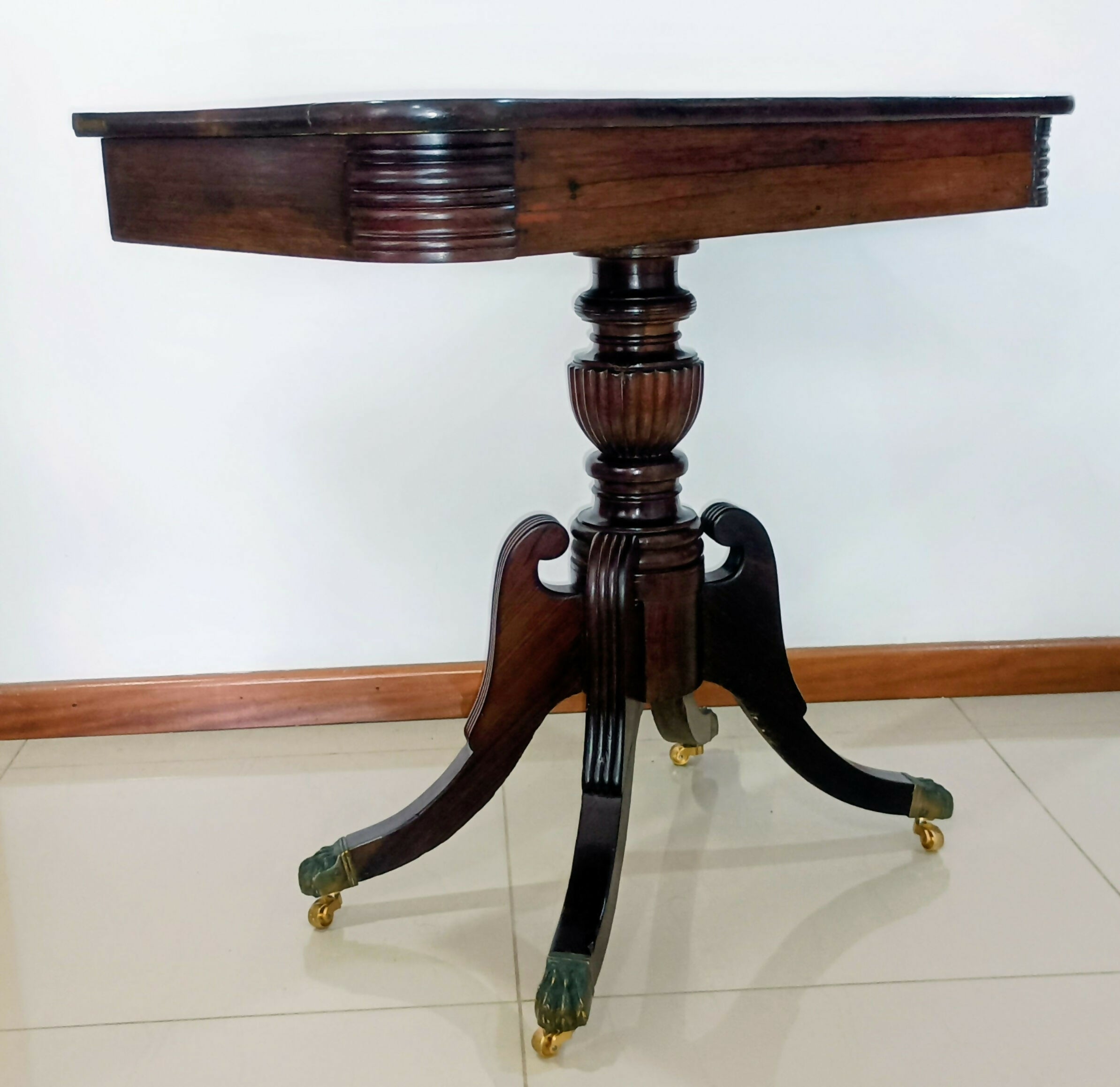 Aparador Antigo em Jacarandá com Alçapão Secreto