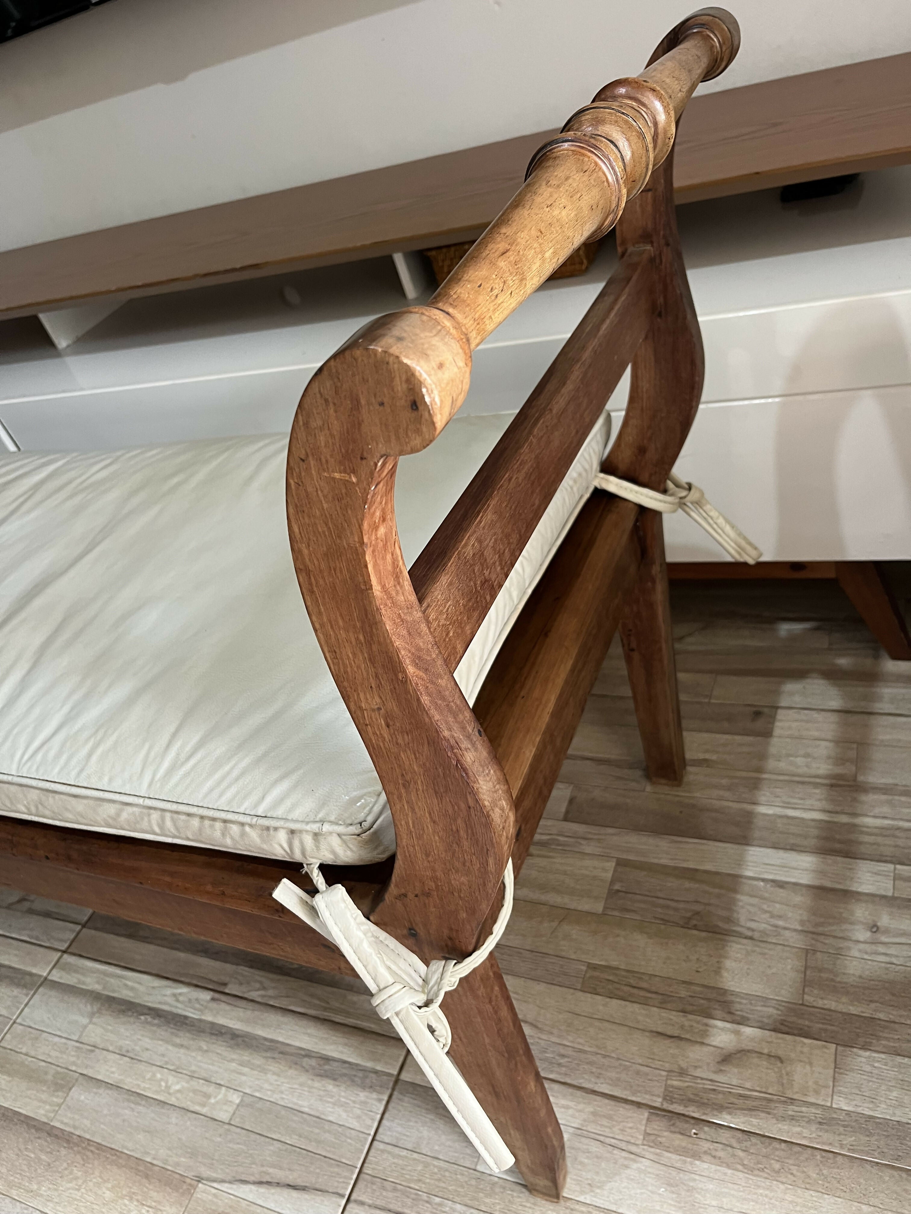 Namoradeira Marquesa com almofada courino **Relíquia** anos 50 1,80 comprimento 0,60 largura