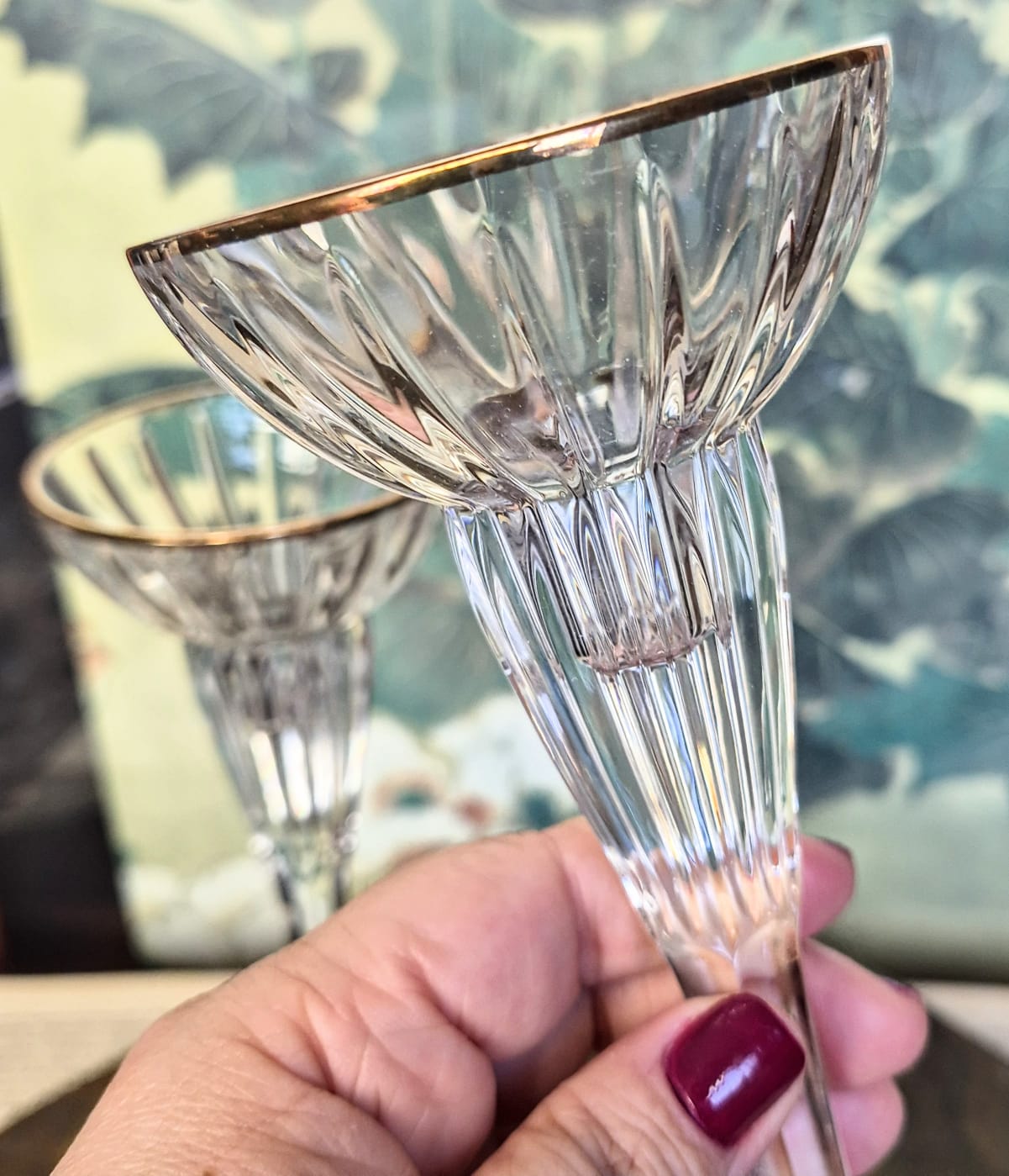 Par de castiçais feitos em cristal de chumbo alemão para Mikasa. Pertencem à renomada e muito elegante coleção "Golden Tiara". Na birda um delicado fio de ouro 24k.