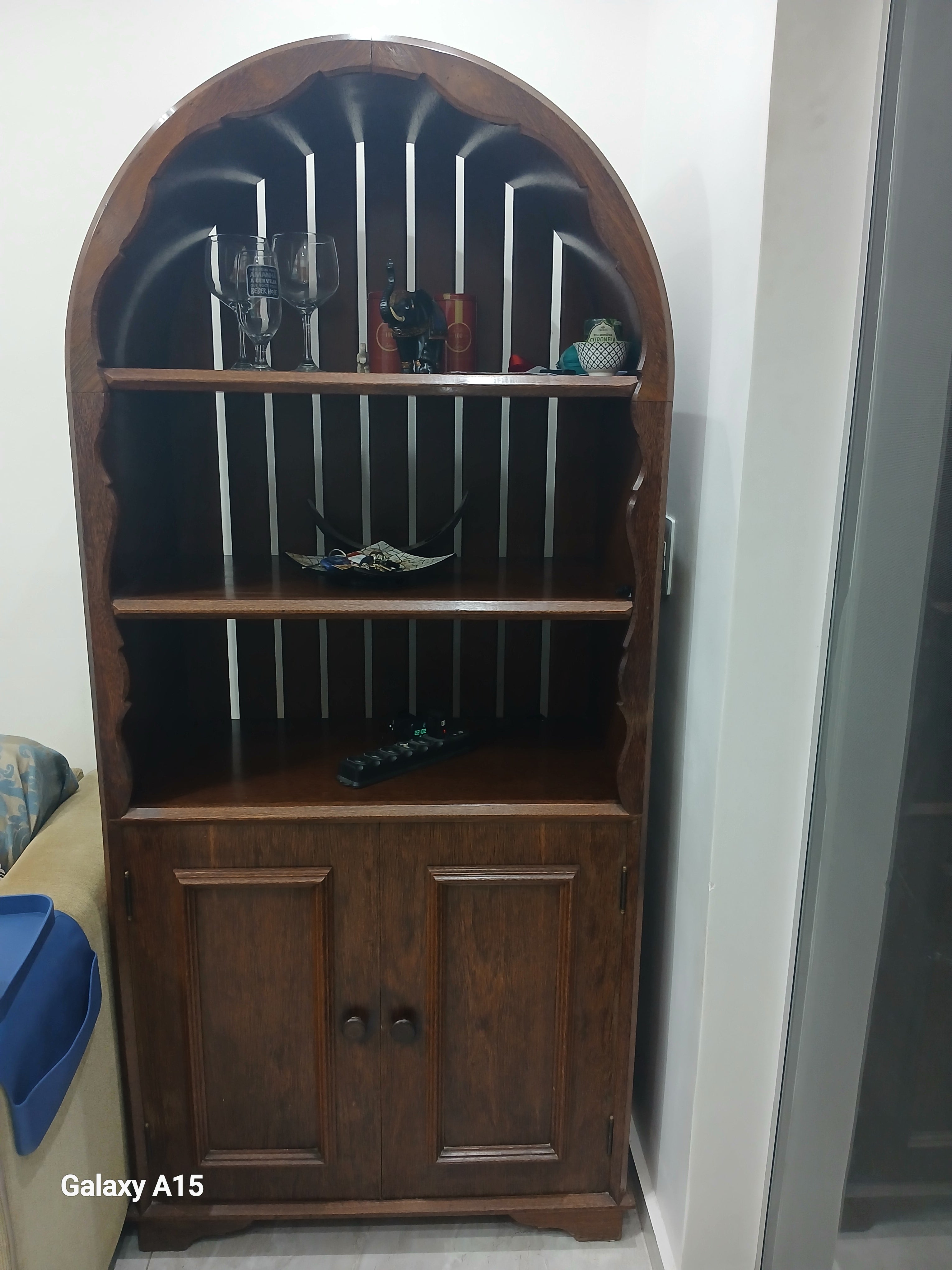 ESTANTE ORATÓRIO RÚSTICA EM SUCUPIRA EM FORMA DE ARCO 