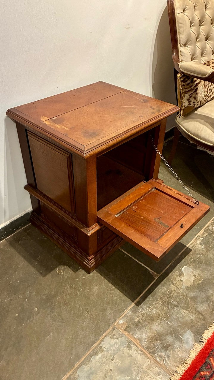 Mesa de Cabeceira em Madeira com Porta e Gaveta