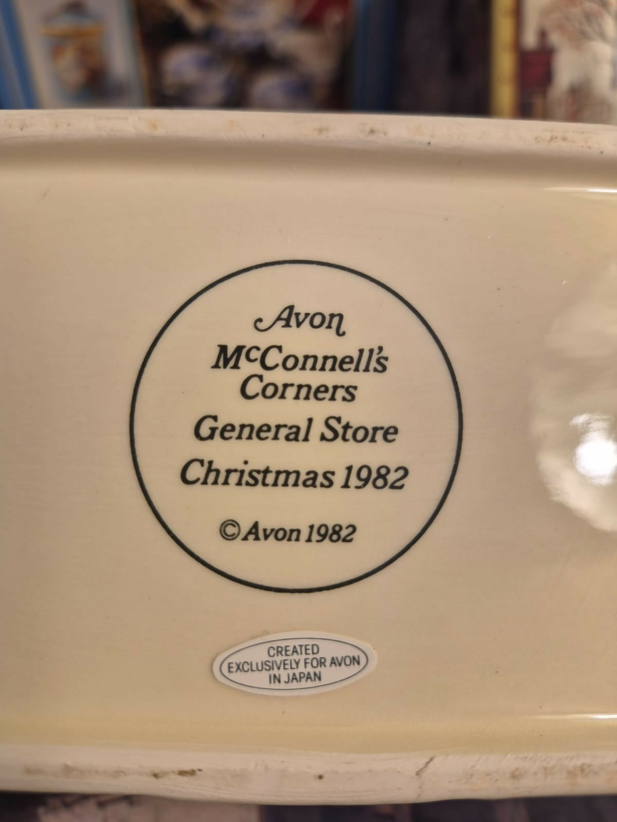 Biscoiteira de cerâmica em formato de casinha " General Store", parte da coleção da Avon Townhouse.