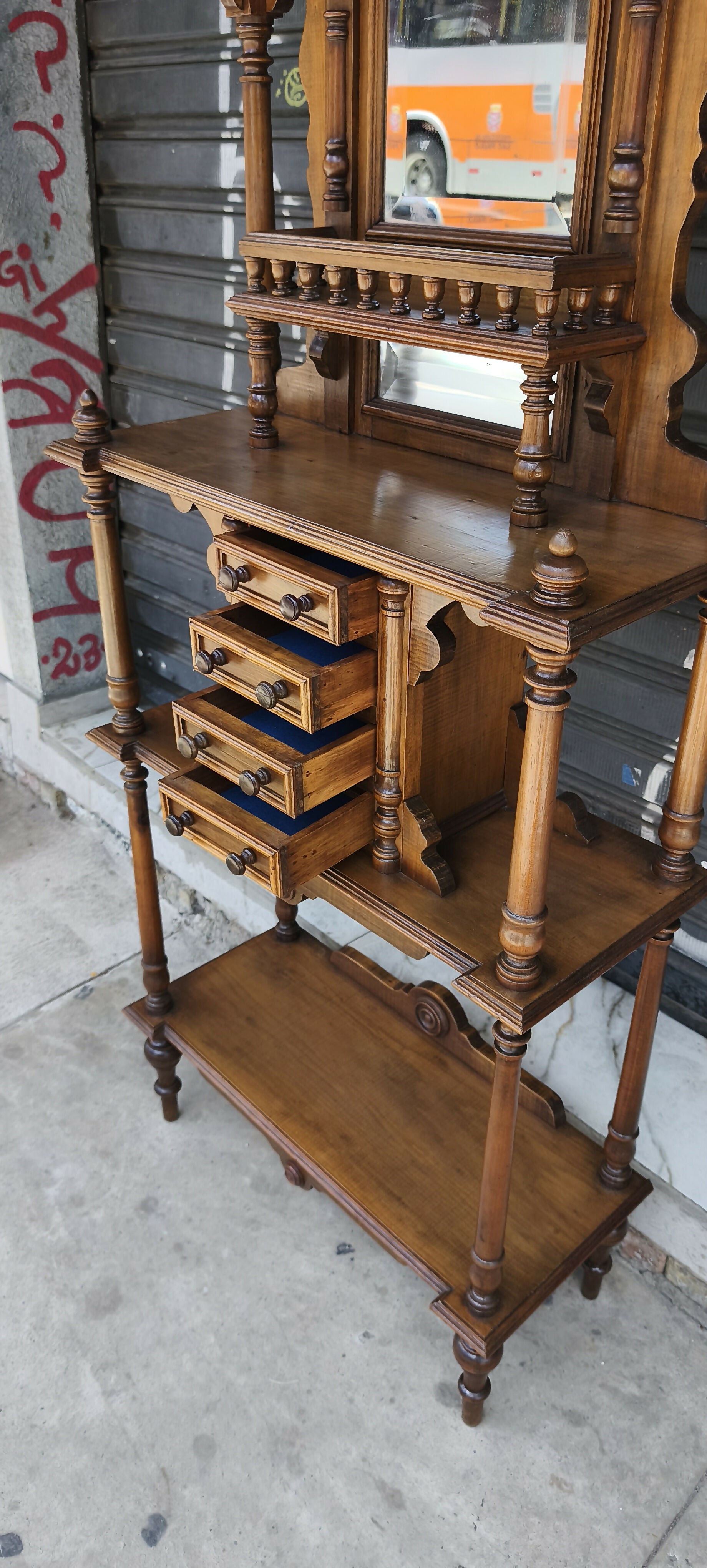 Porta Bibelô Império em madeira nobre e espelho bisotado