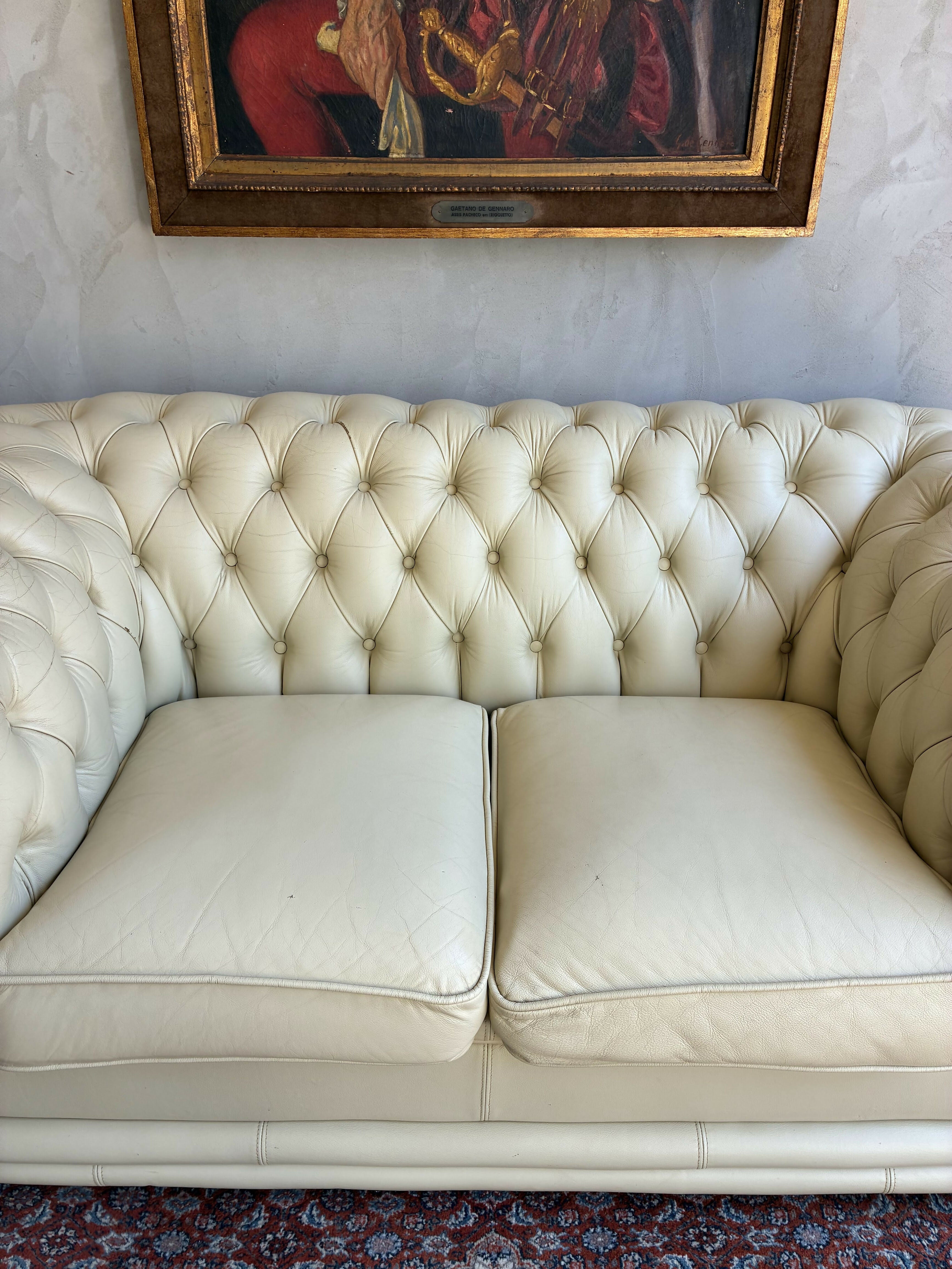 Sofá Chesterfield em Couro Bege