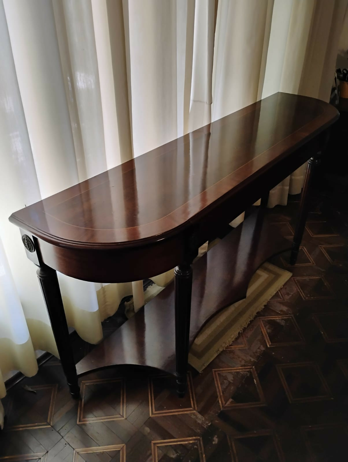 Aparador Clássico em Madeira Maciça – Estilo Elegante e Sofisticado