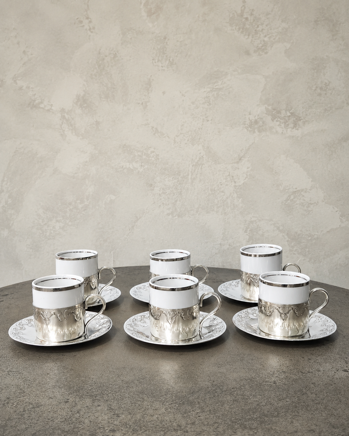 Conjunto de 6 xícaras de café em louça com suportes e pires em inox da marca Wolf