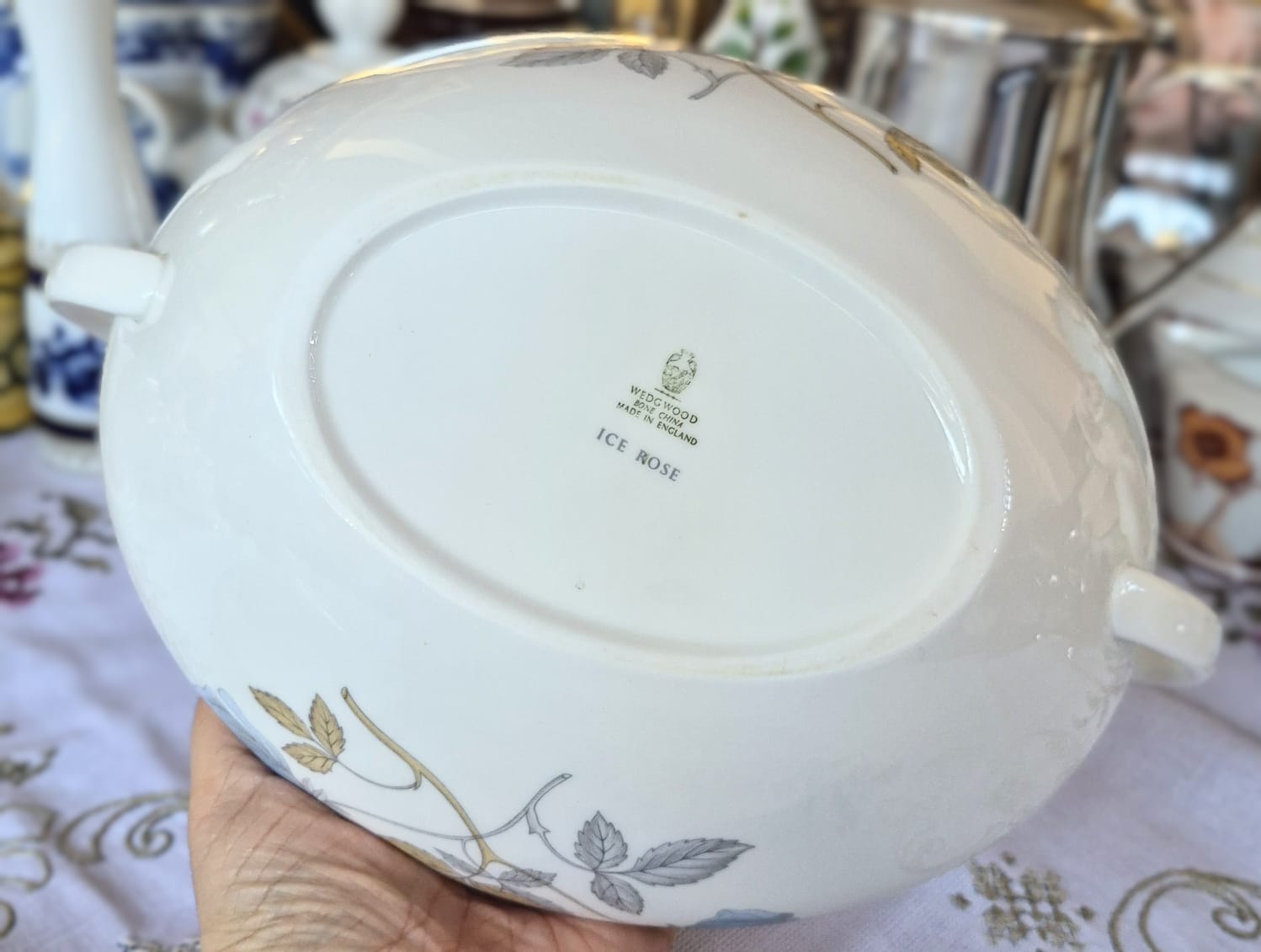 Terrina lindíssima e perfeita em porcelana Fine Bone China inglesa Wedgwood,  padrão Ice Rose. Produzida entre 1962 e 1974. Impecável!