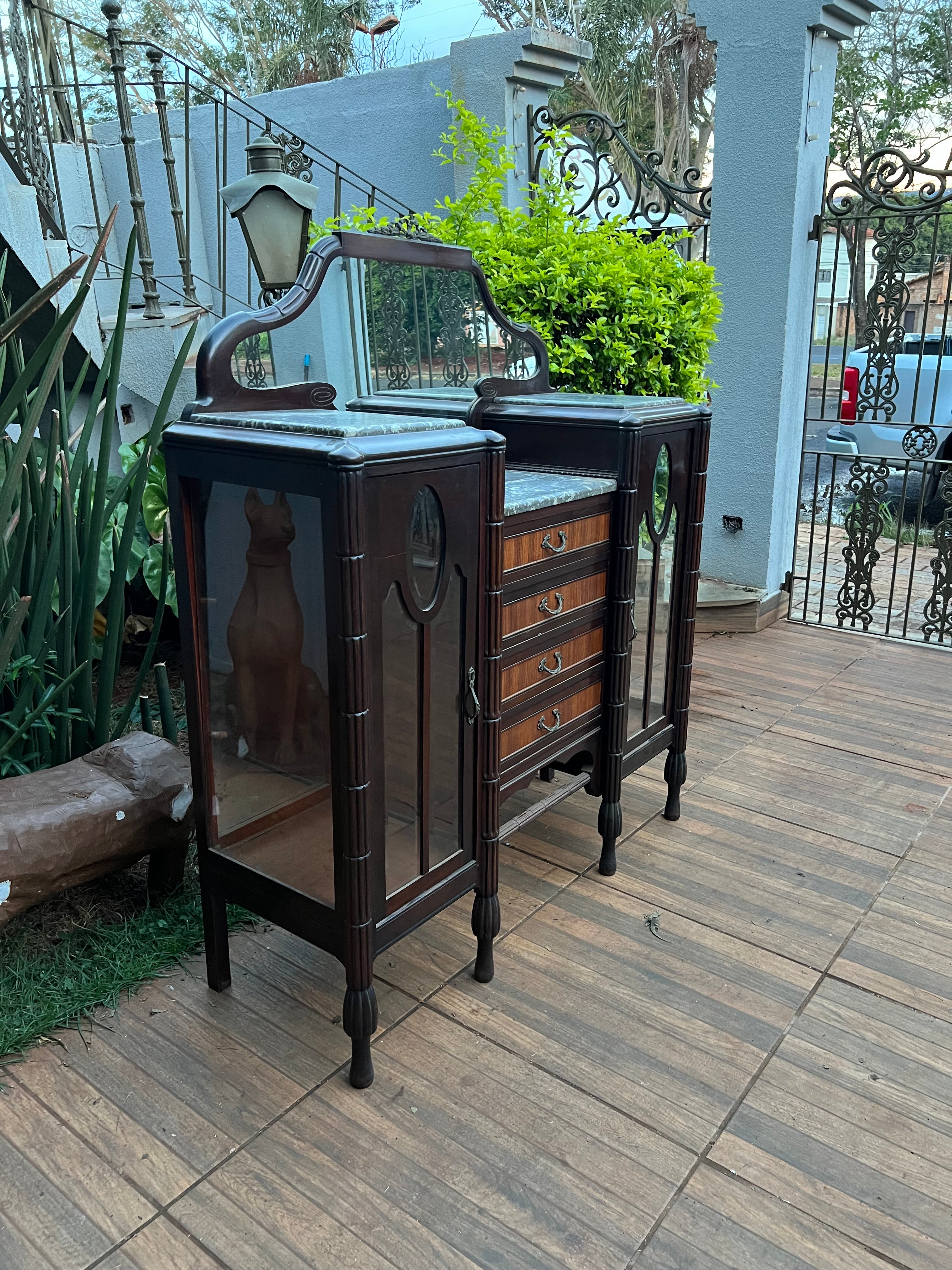 Cristaleira Art Deco com Mármore francês com vidros bisotados 