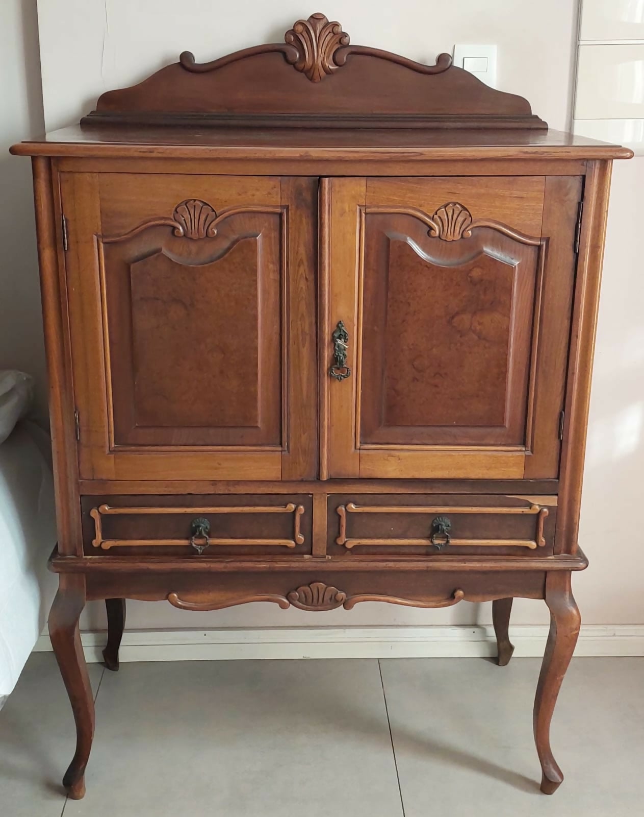 Buffet Bar Estilo Luiz XV em madeira