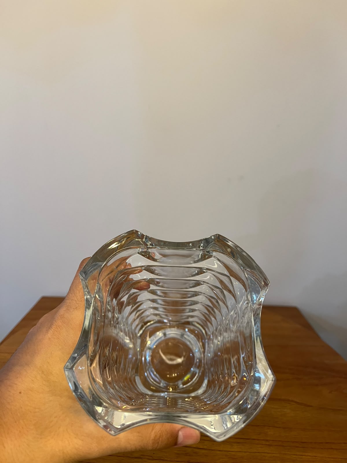 Vaso em cristal francês transparente com relevos geométricos em formato quadrangular (24,5 cm) 