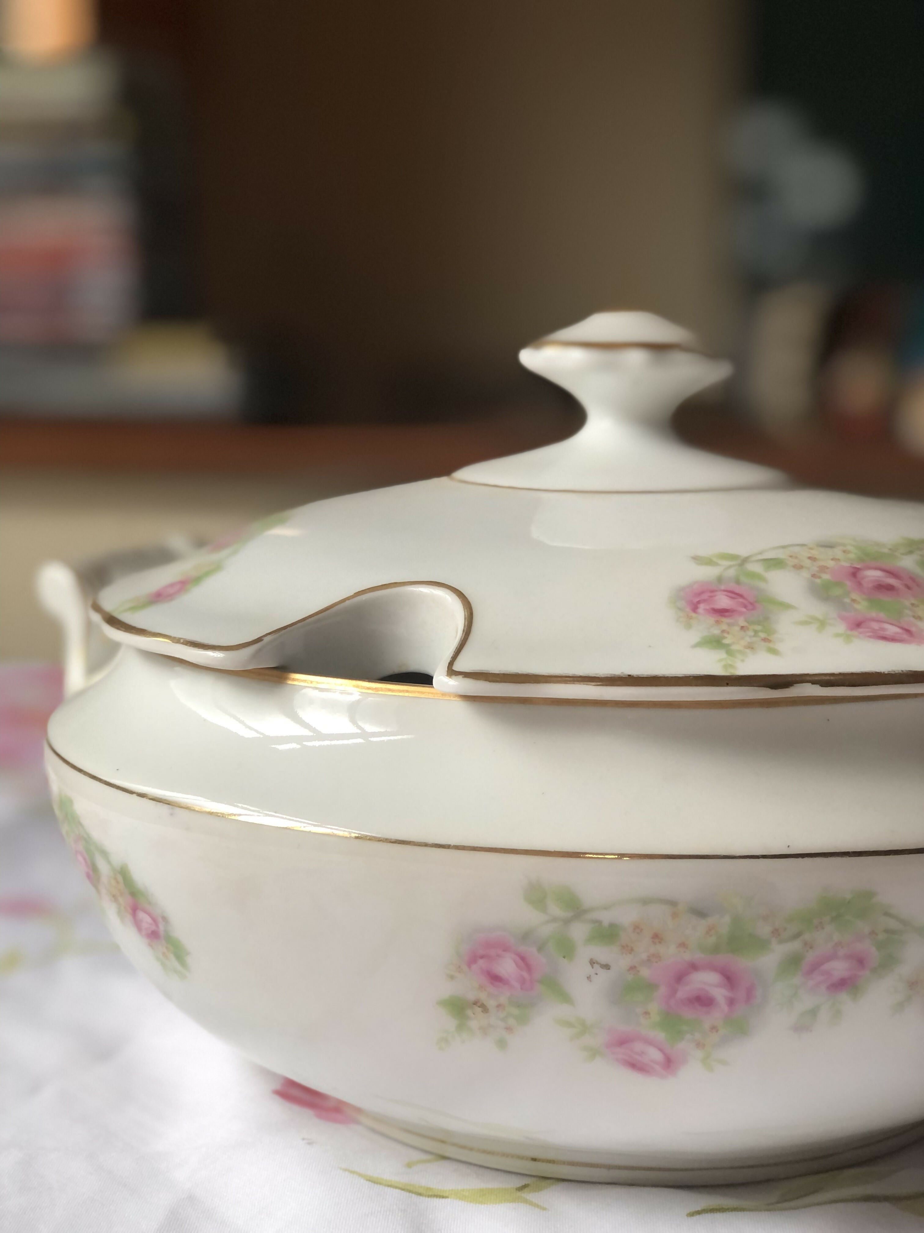 Mesa posta com preciosa sopeira e preciosos pratos