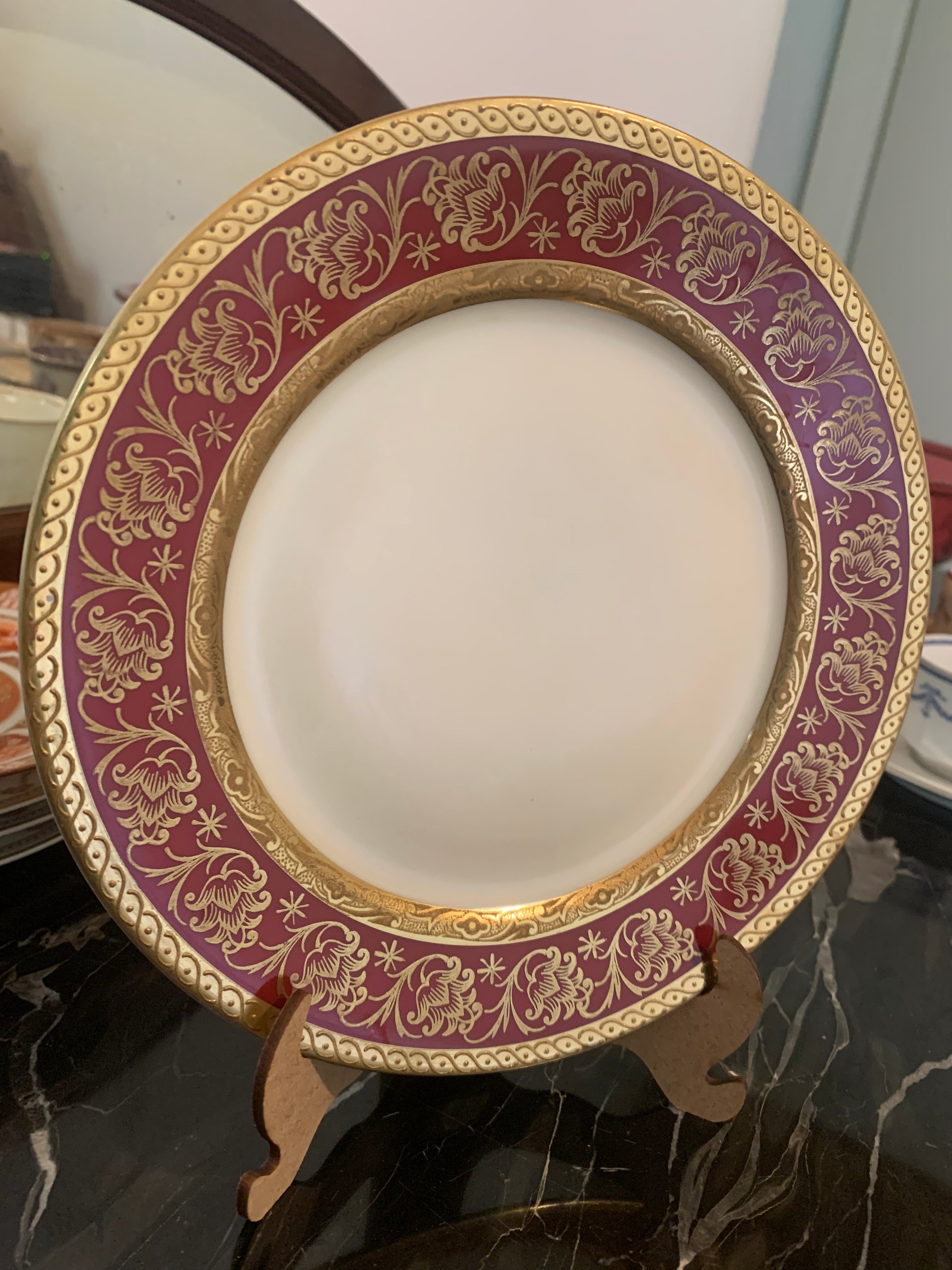 Espetacular e muito antigo prato em porcelana para coleção marca Puls em dourado e vermelho 