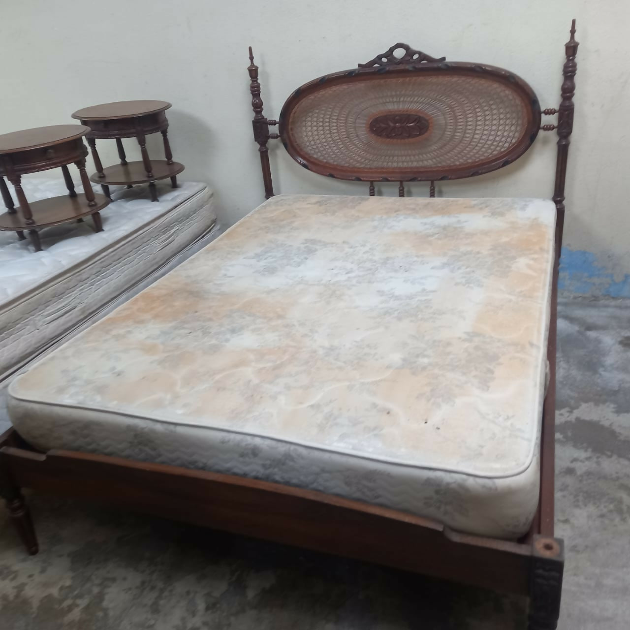 Cama de casal com par de móveis de cabeceira