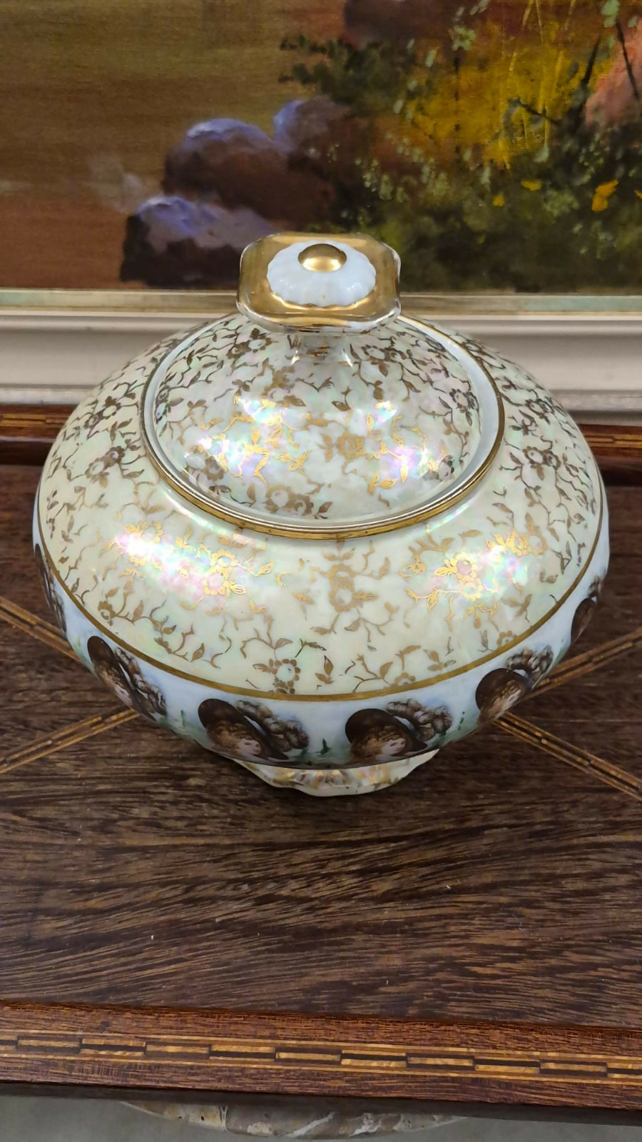 Bomboniére incrível, em excelente estado de conservação, anos 40, em porcelana nacional Real.