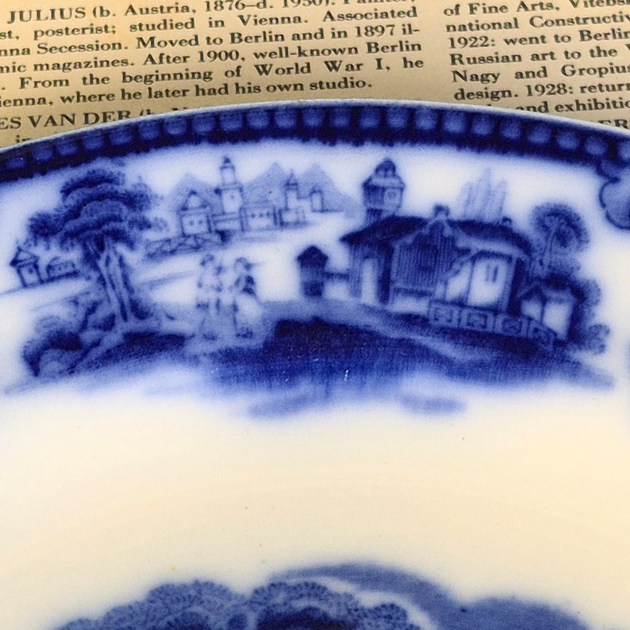  Prato decorativo antigo, raro, em porcelana inglesa Grindley,  modelo Shanghai (de 1890) padrão " Flow Blue" - Borrão.