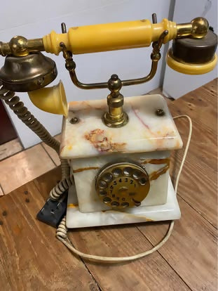 Telefone antigo em mármore