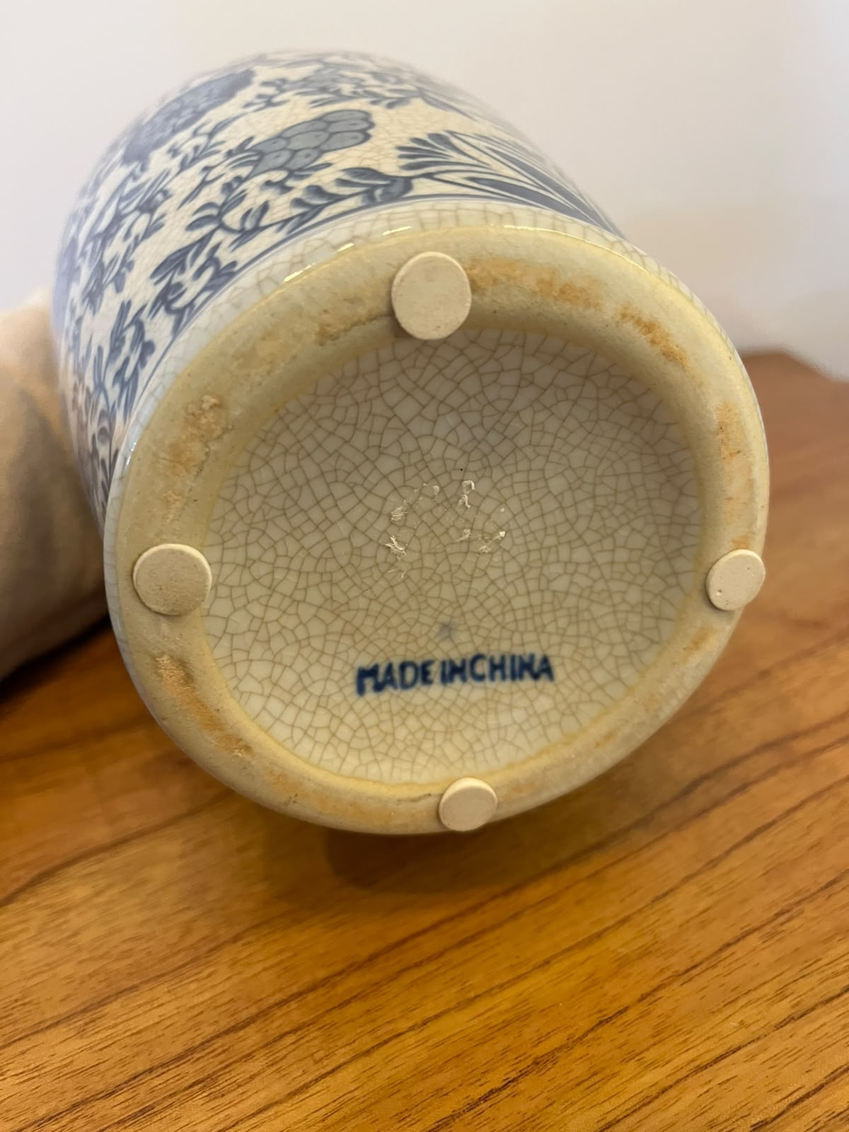 Vaso decorativo craquelado em cerâmica azul e branca com motivos florais – China – 37 cm