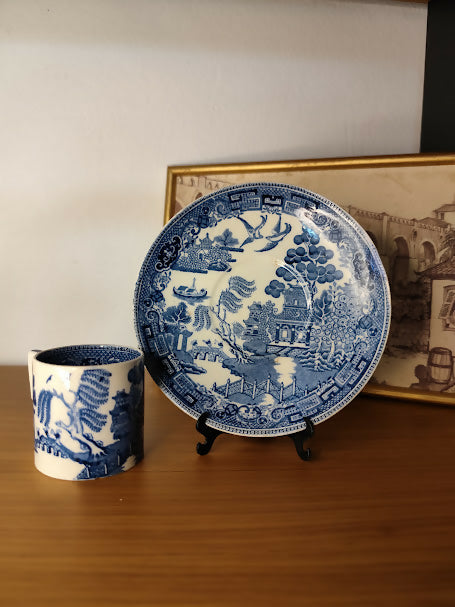 Antiga e rara pequena xícara de chá com pires em cerâmica Willow Wedgwood - Etruria England
