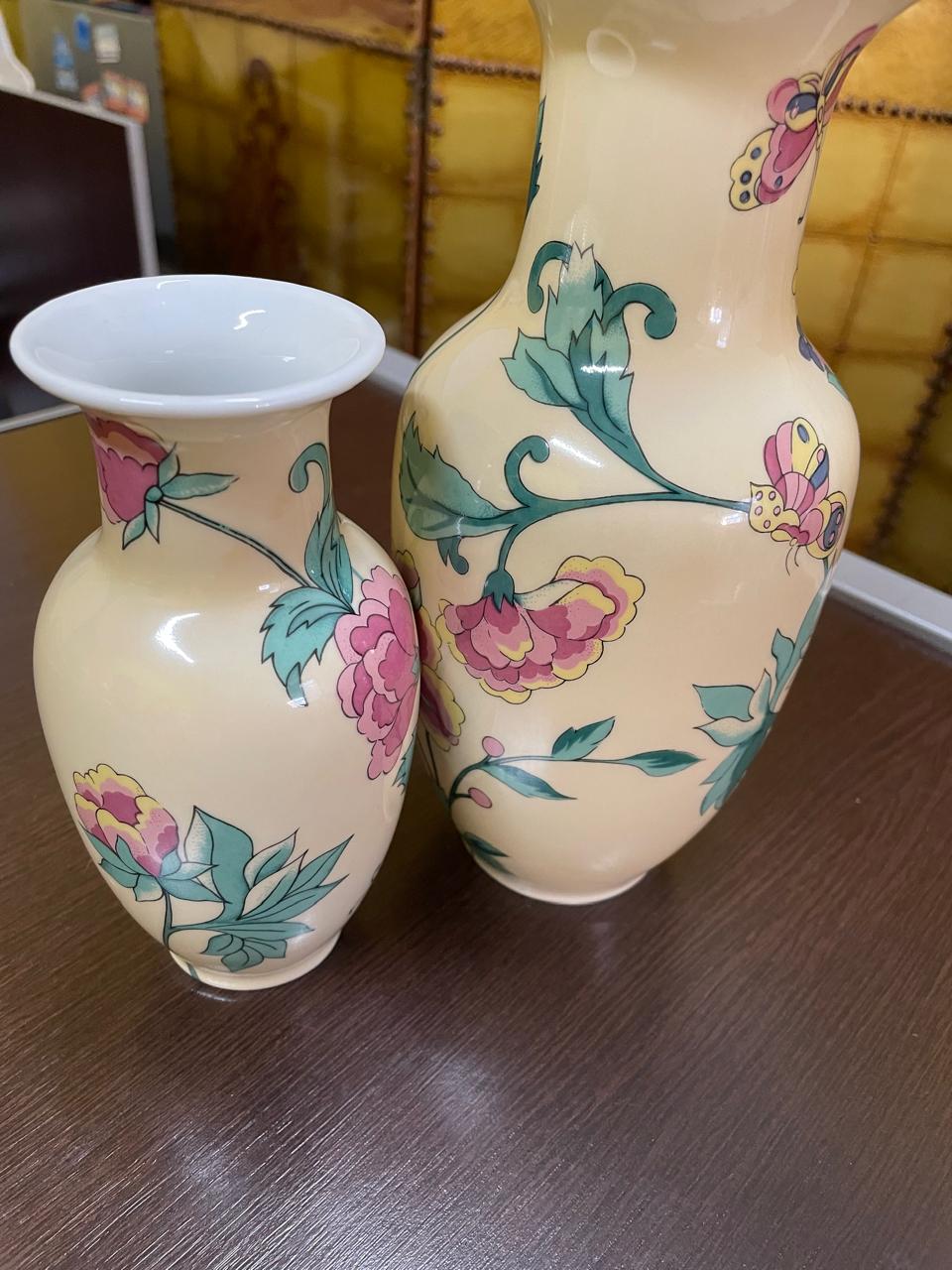 Vasos decorativos antigos marca GERMER. com estampa Flora delicada 