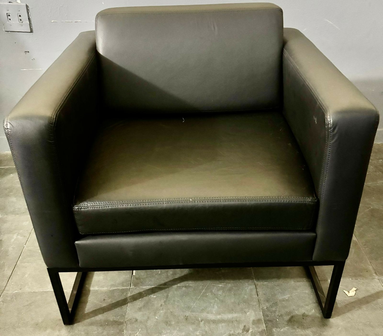 Poltrona Couro Cor - Preto - em ótimo estado - medidas 78x78x60 altura