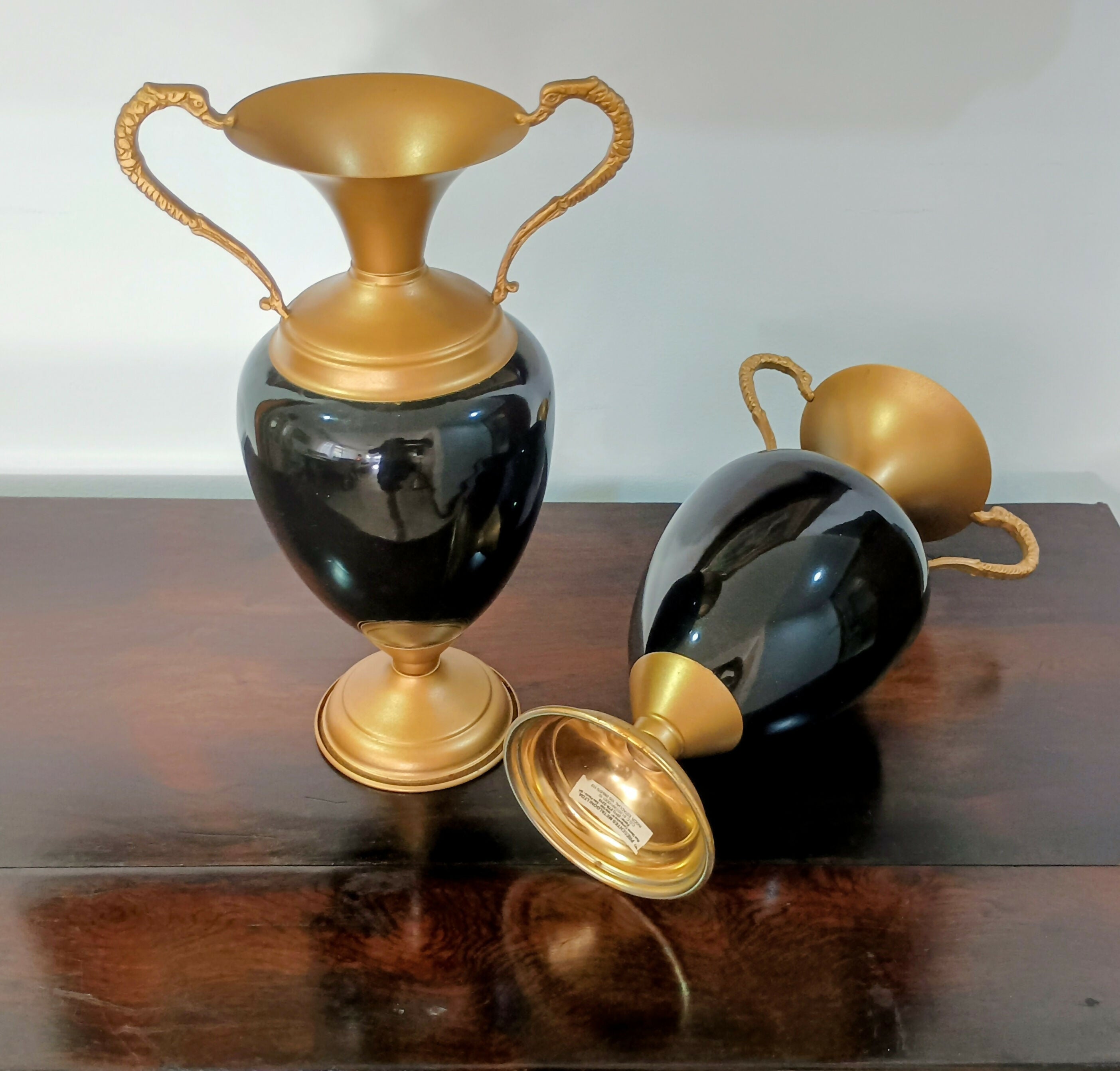 Par de Ânforas Decorativas em Metal – Estilo Clássico