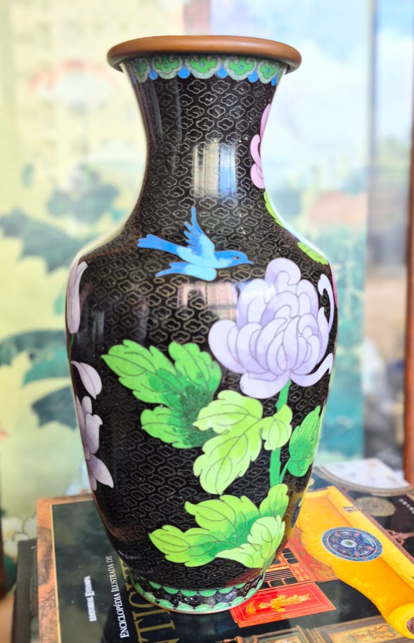 Vaso em cloisonné lindíssimo com decoração em peônias lilases no fundo escuro. Perfeito estado e incrível!