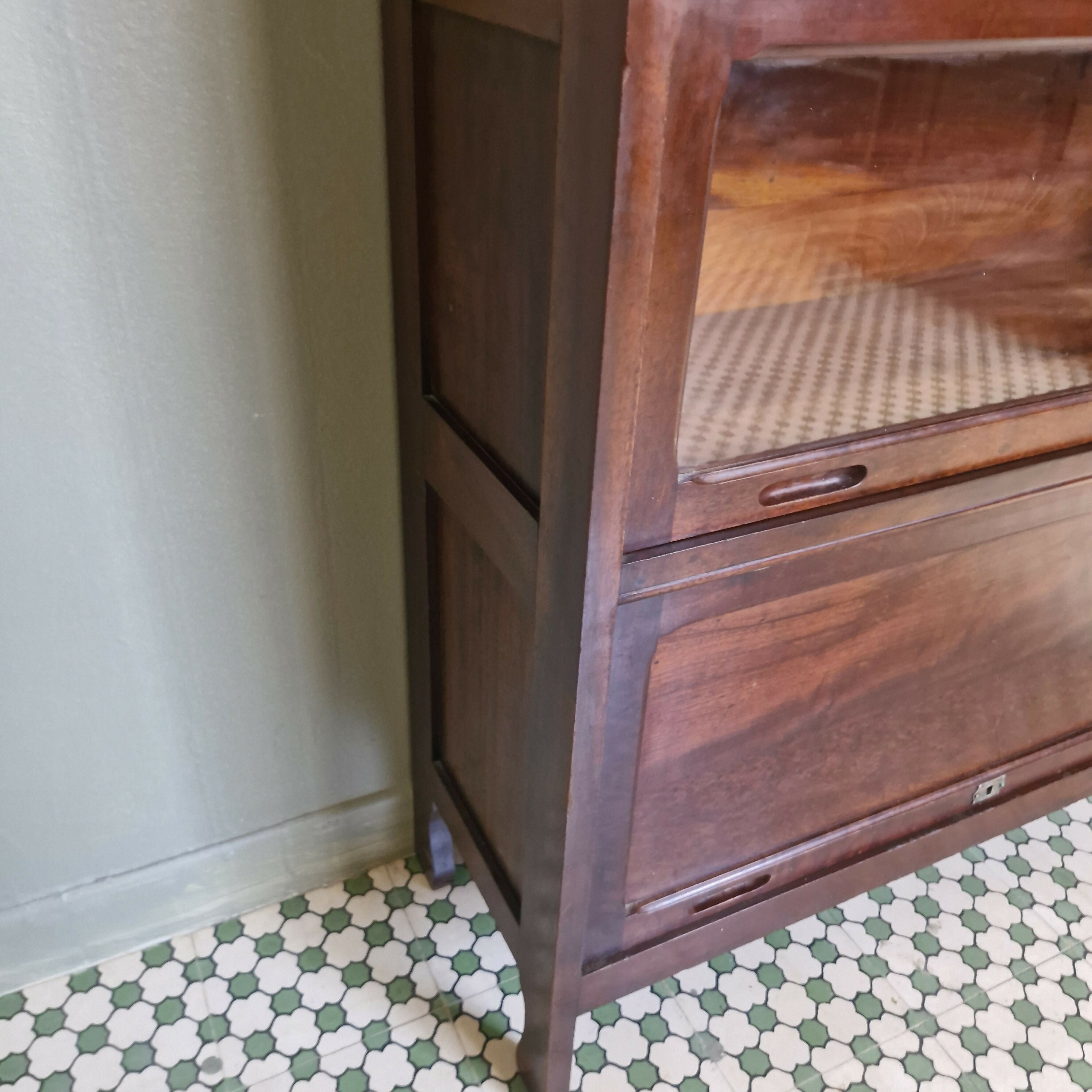 Livreiro Portas Basculantes.