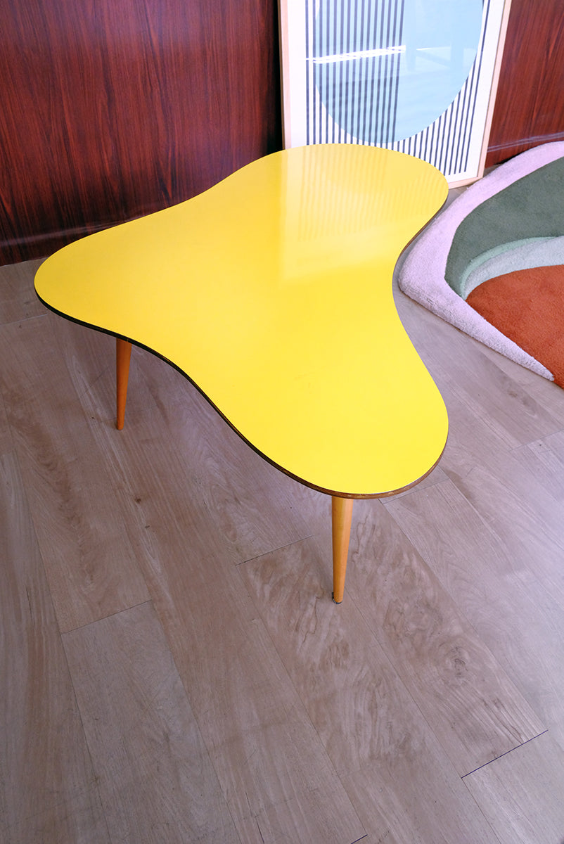 Mesinha de centro contemporânea - pés palito e forma orgânica em amarelo 