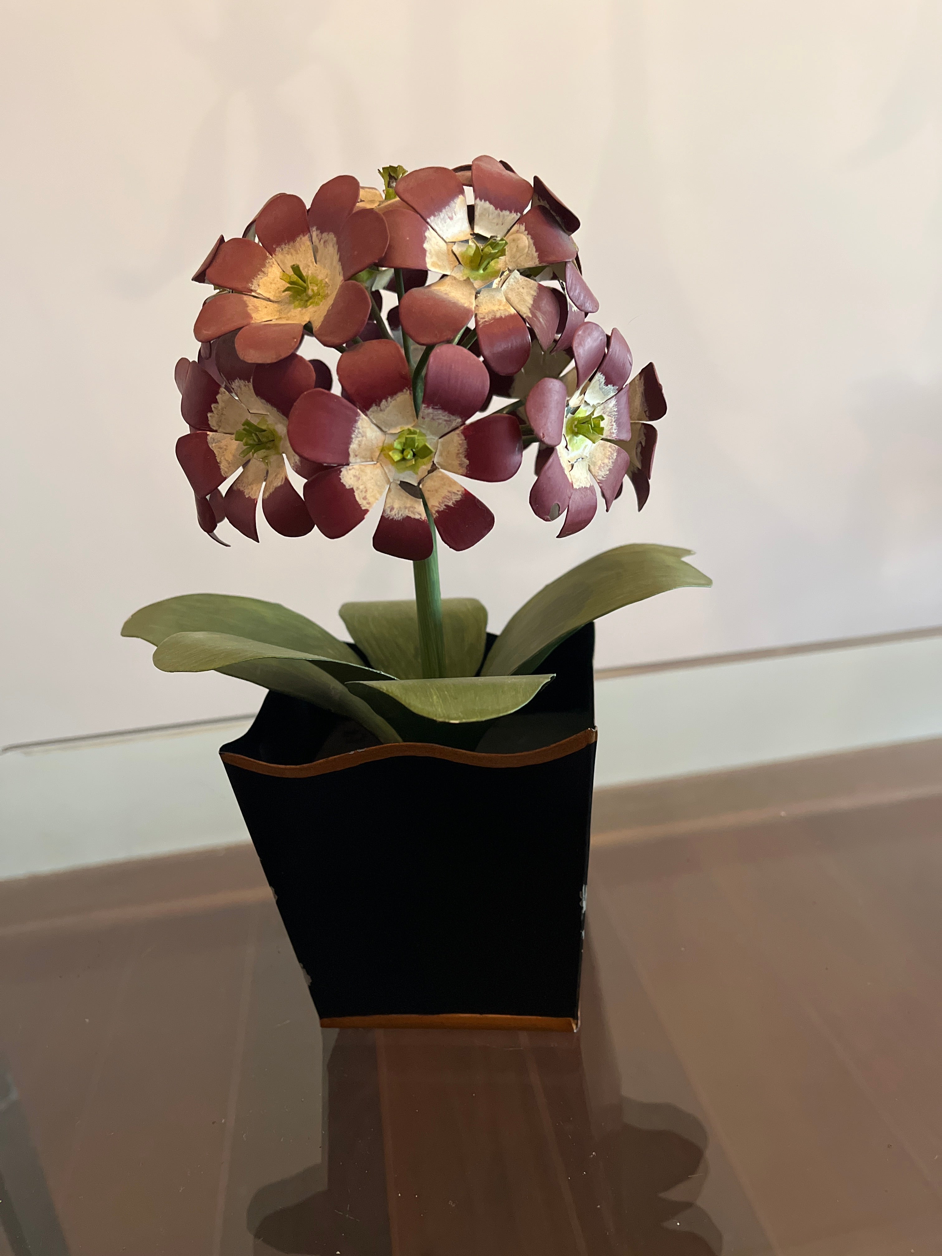 Peça decorativa Mexicana em metal - vaso com flores arroxeadas