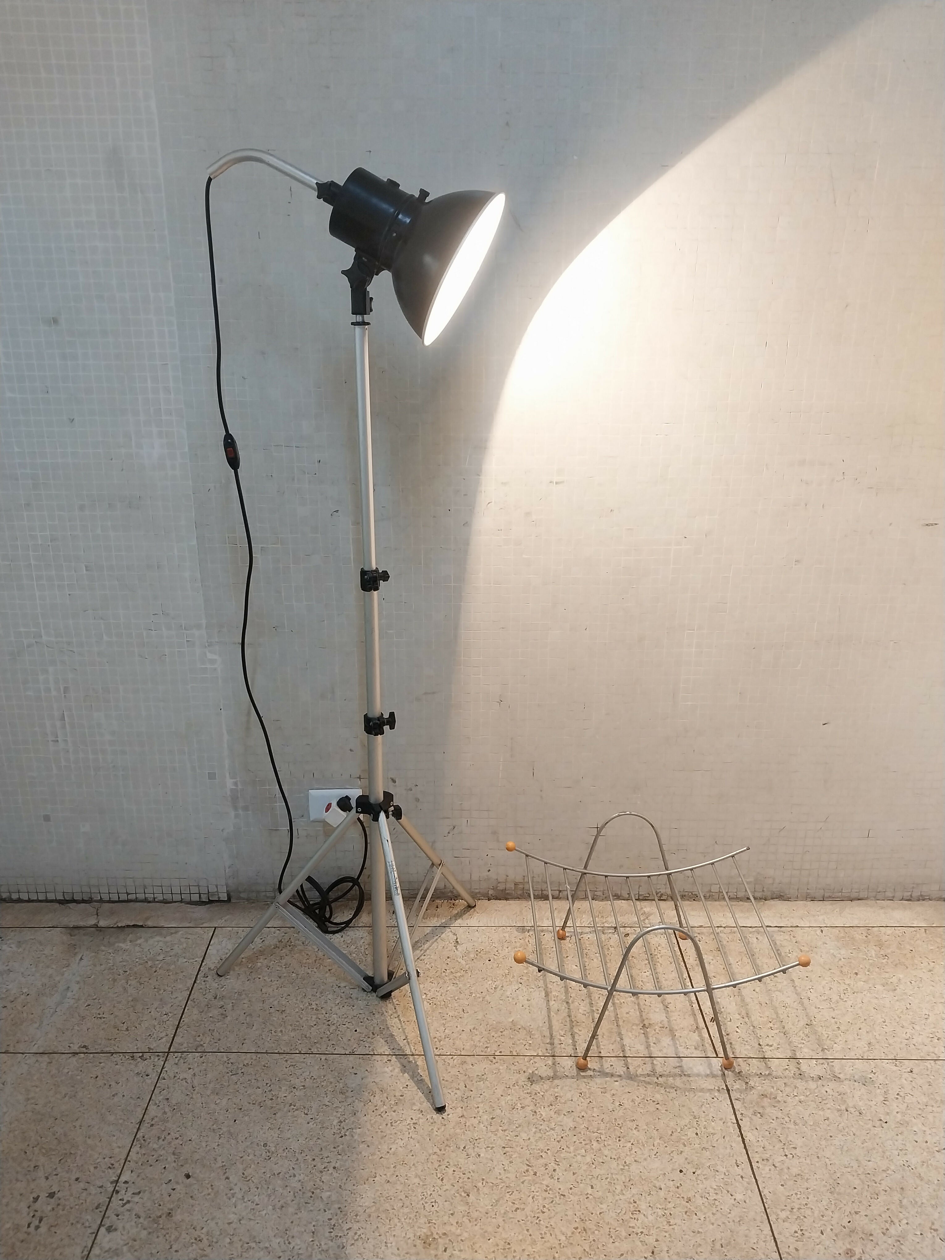 Luminária de Piso Tripé Holofote