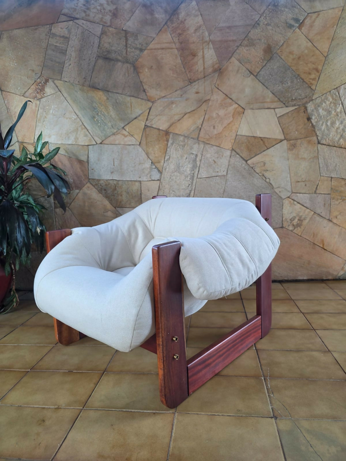 Poltrona MP-97 de Percival Lafer em linho branco