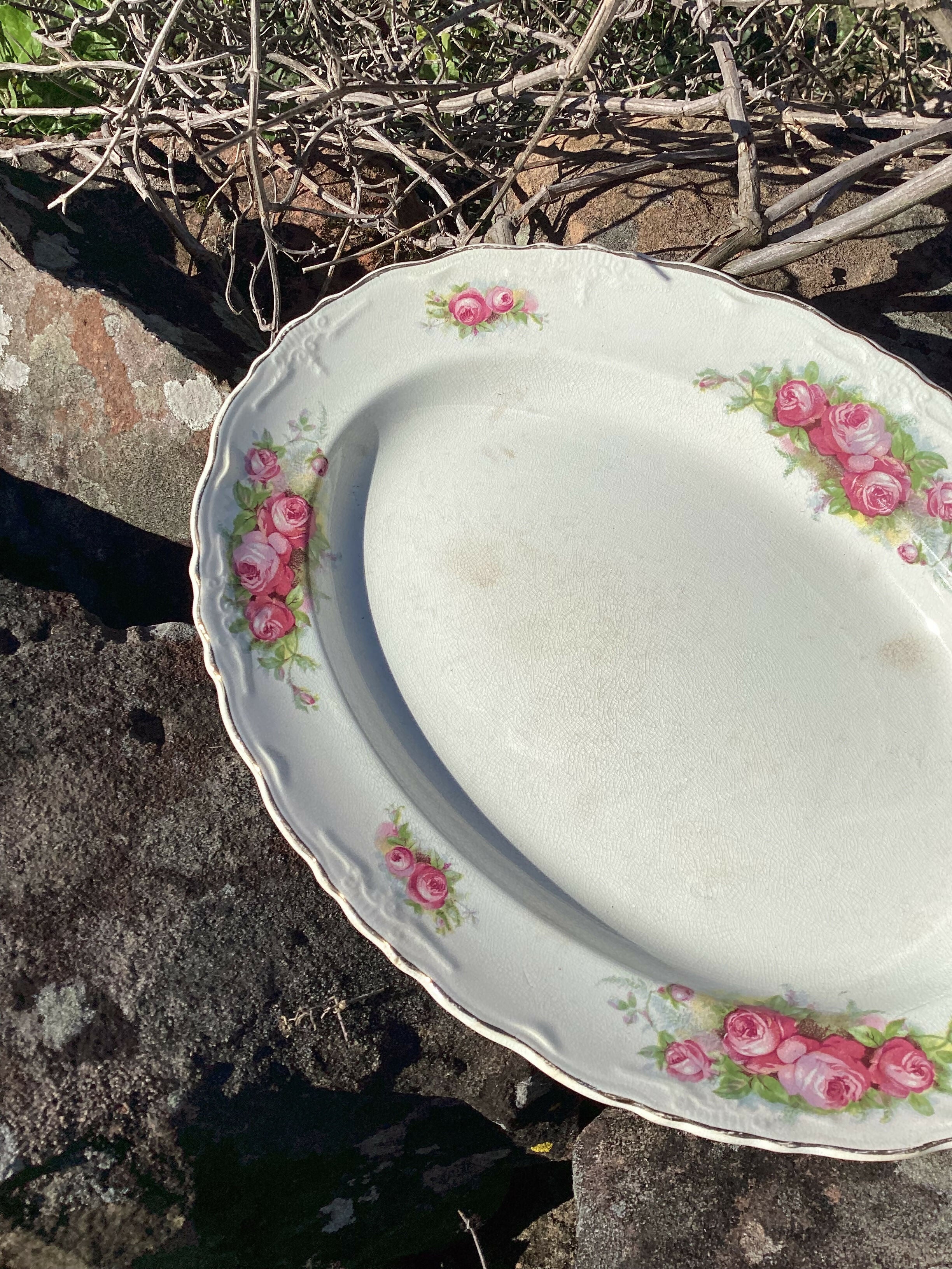 Mesa posta com charmosa travessa inglesa