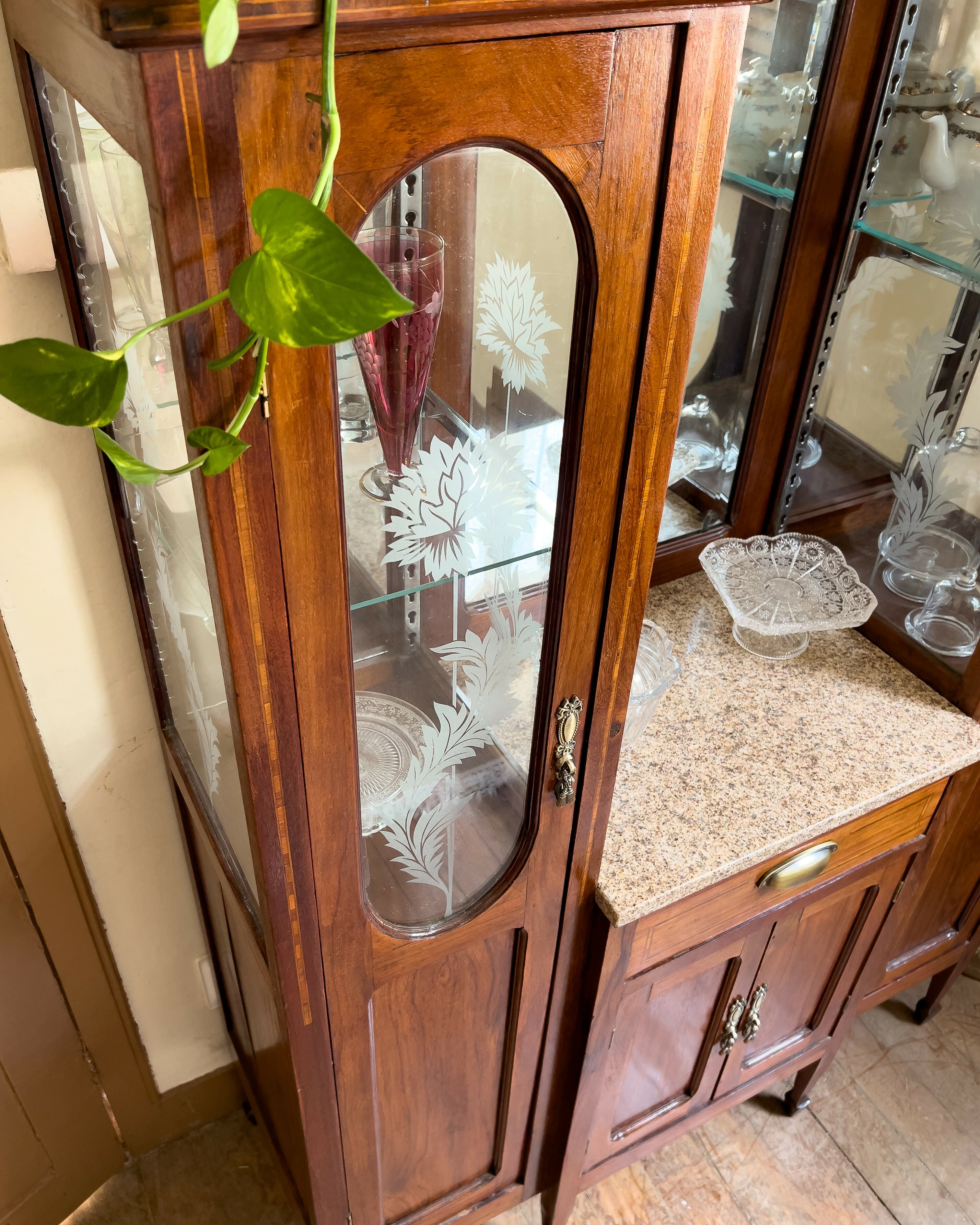 Cristaleira antiga art nouveau restaurada