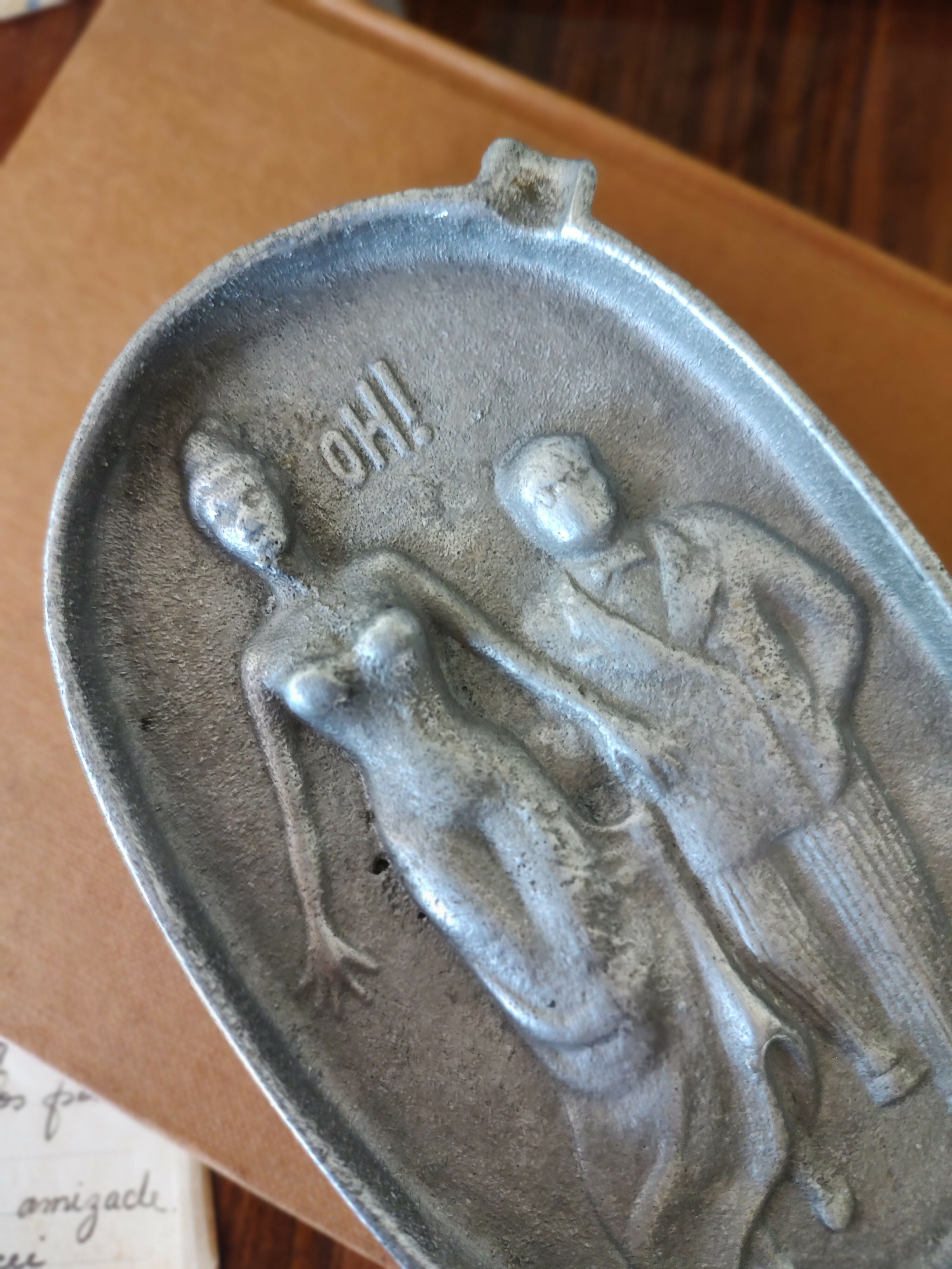 Antigo Cinzeiro americano em alumínio fundido retratando casal