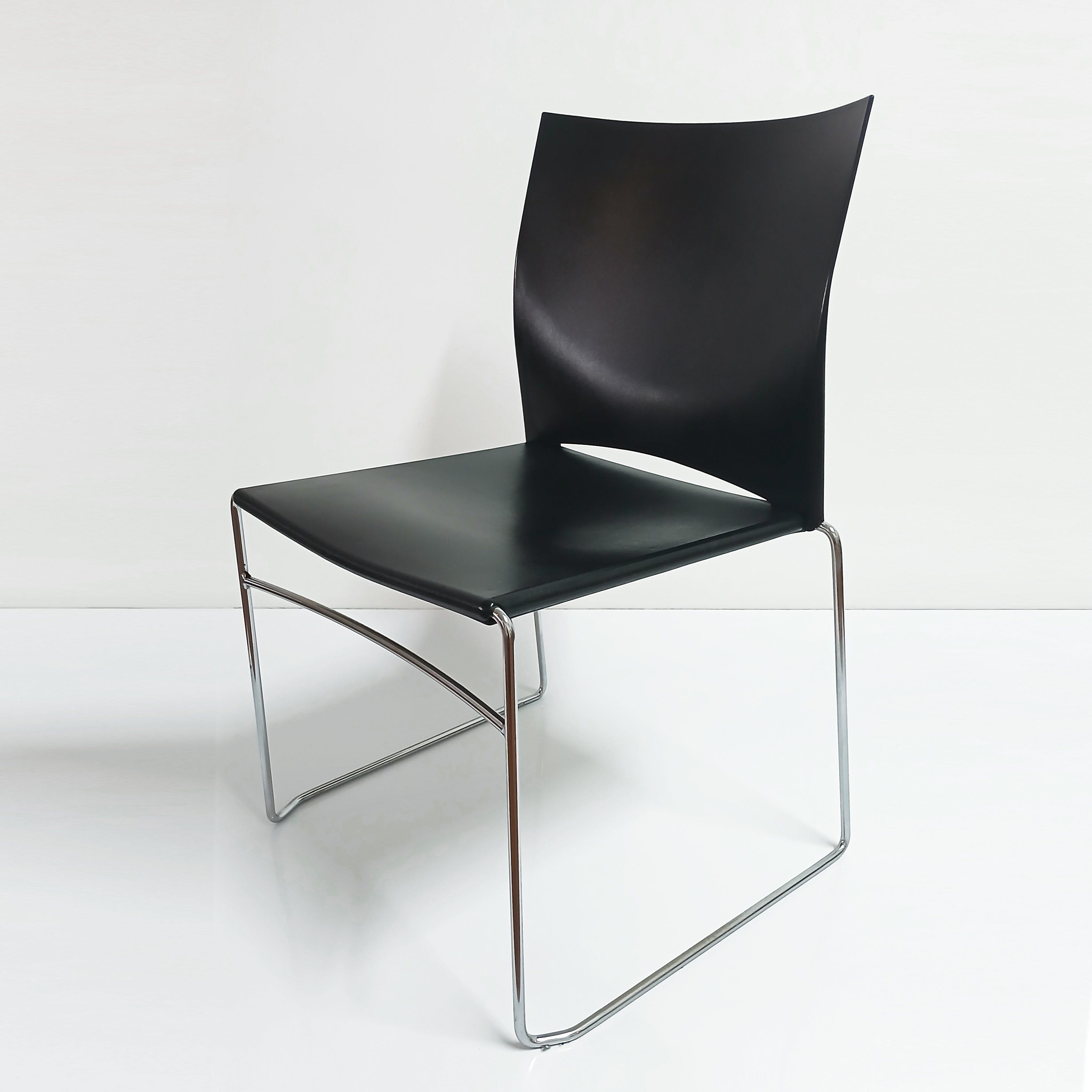 Par de cadeiras Pronta Stacking Chair preta da Herman Miller - Atribuída