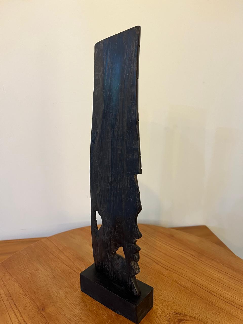 Escultura Masculina em Madeira Entalhada com Adorno Geométrico – Inspiração Africana