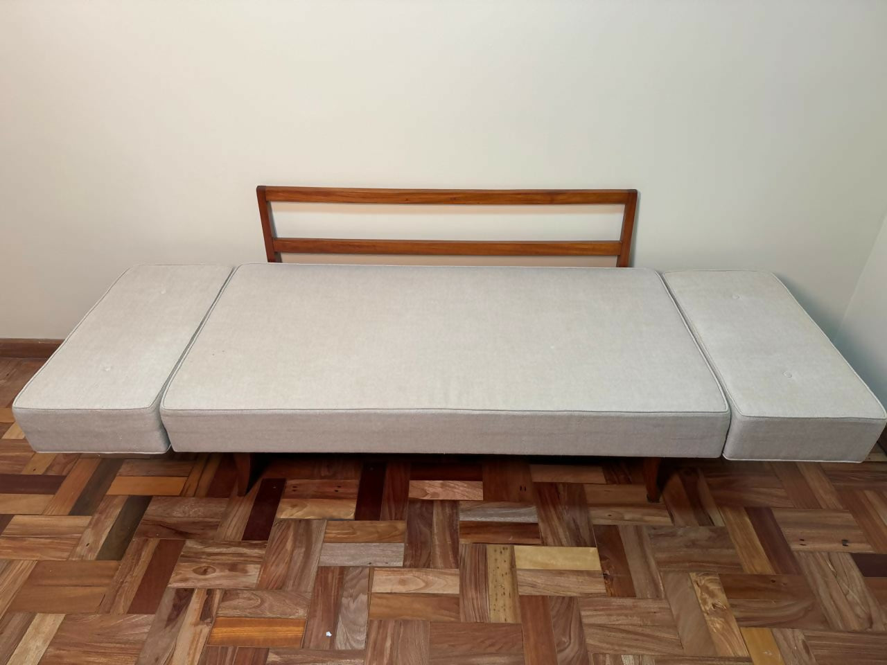 Sofá-cama / Daybed Gelli Restaurado - Modernismo Brasileiro