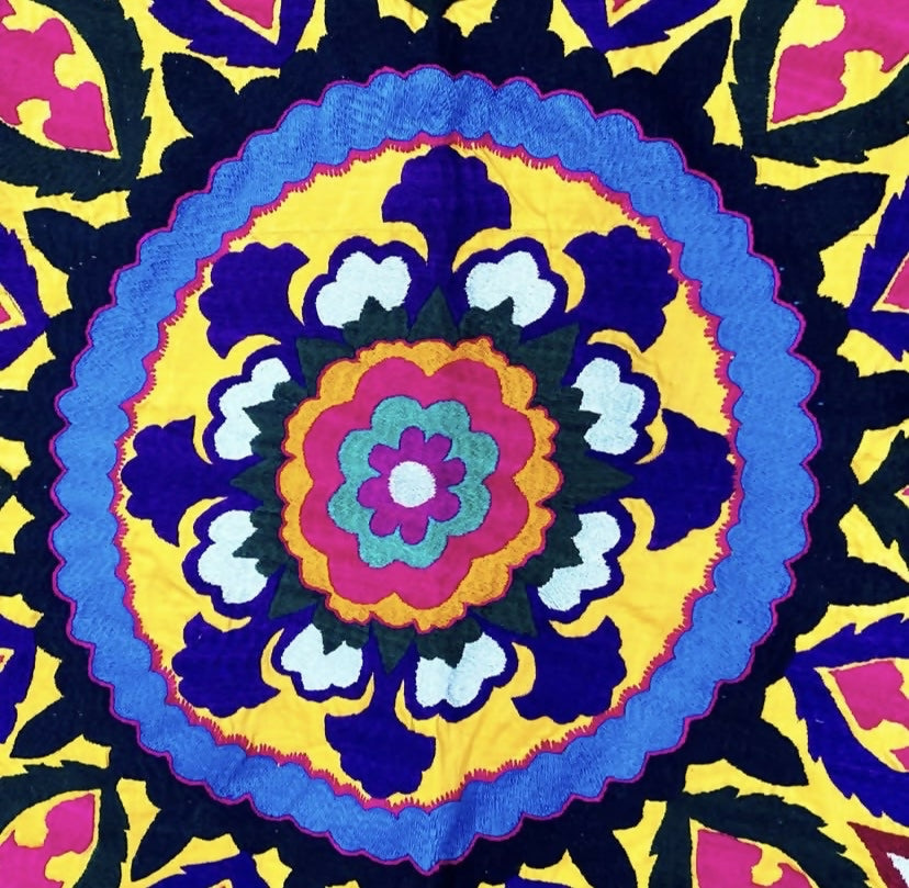 Bordado Suzani feito no Uzbequistão