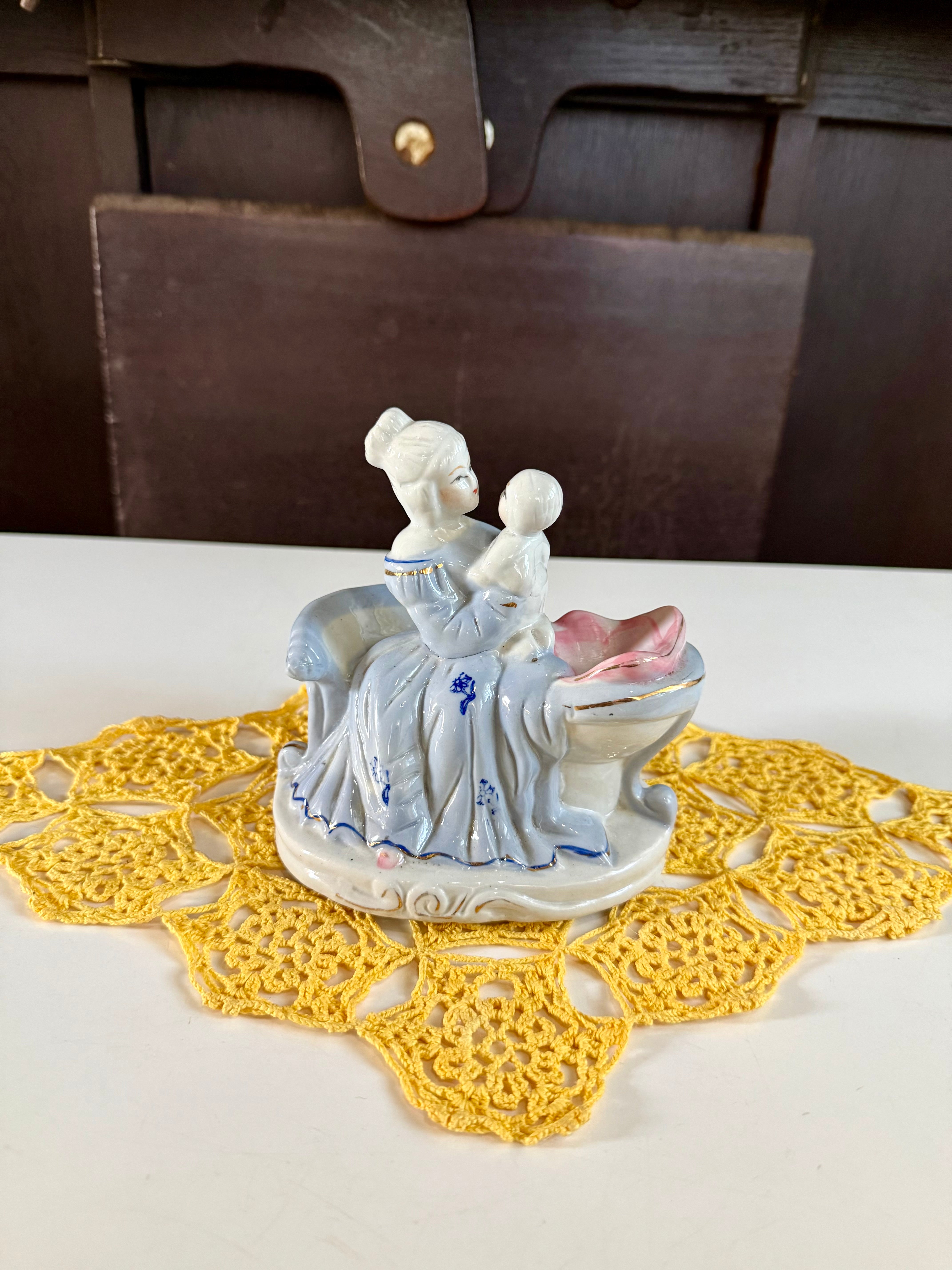 Bibelô de porcelana mãe e bebê