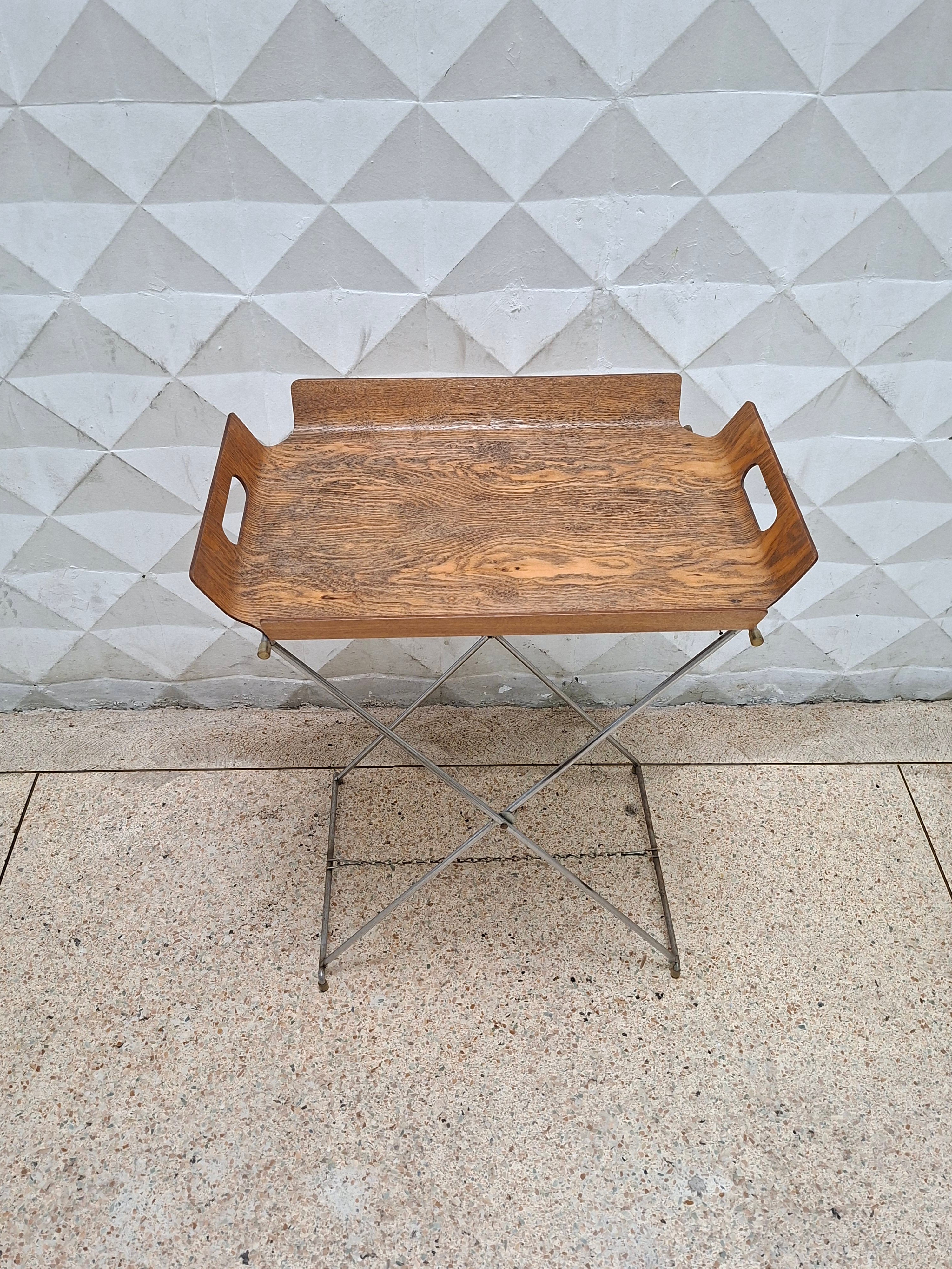 Mesinha Vintage Estilo Modernista em metal cromado com tampo em laminado de madeira 