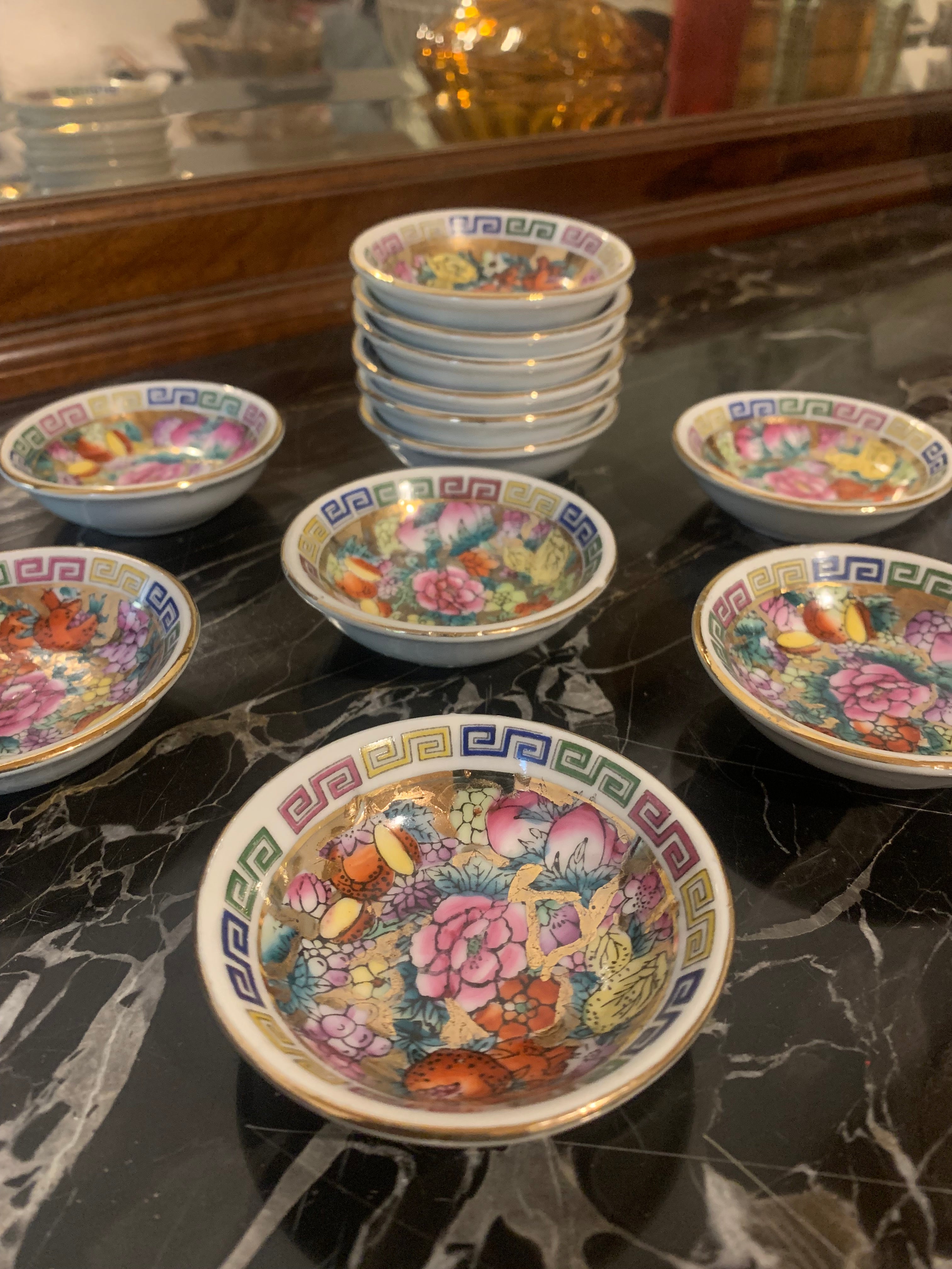 Jogo com 12 mini pratinhos Chineses em porcelana
