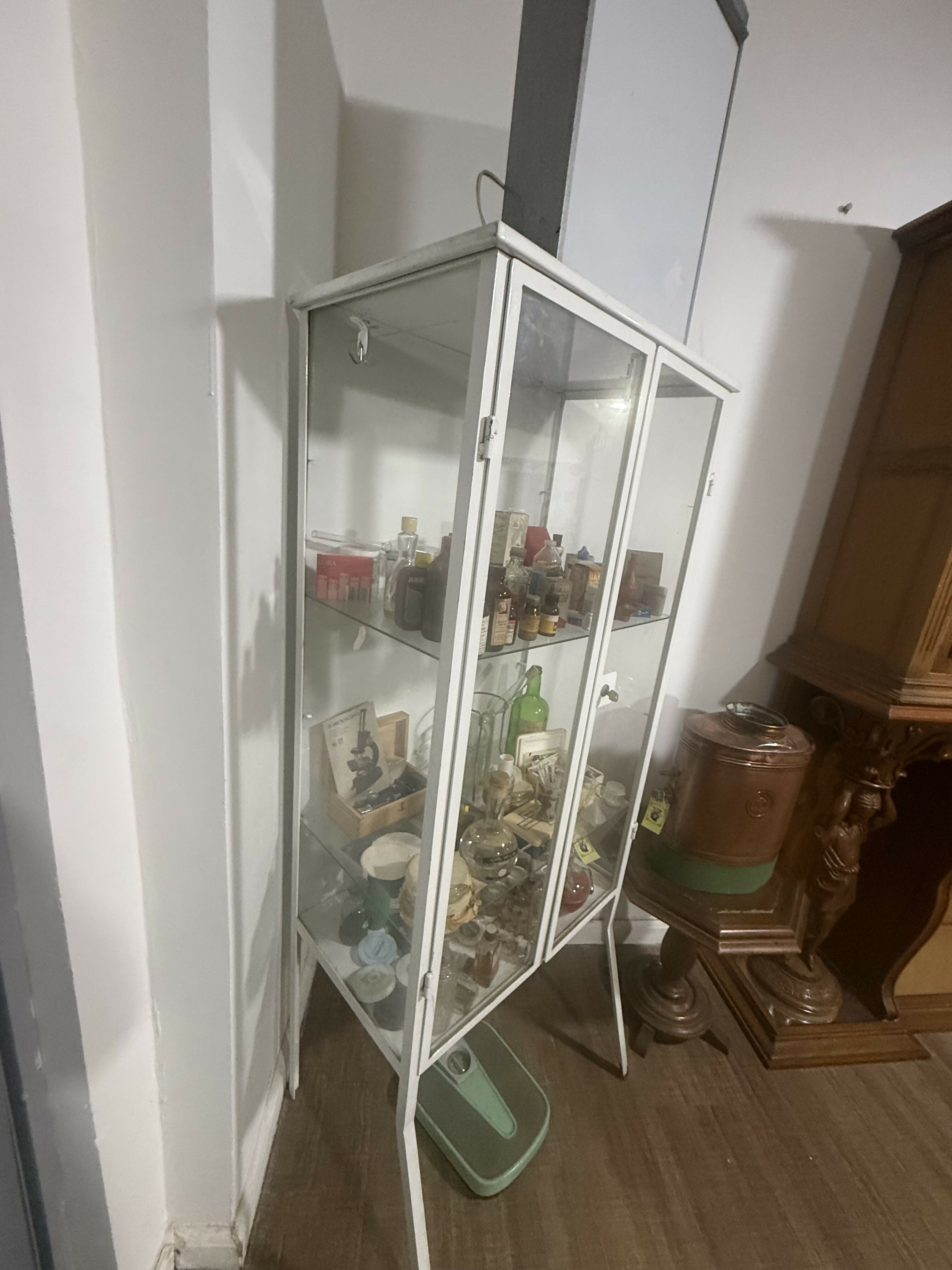 Armário de Farmácia Antigo em Metal e Vidro –