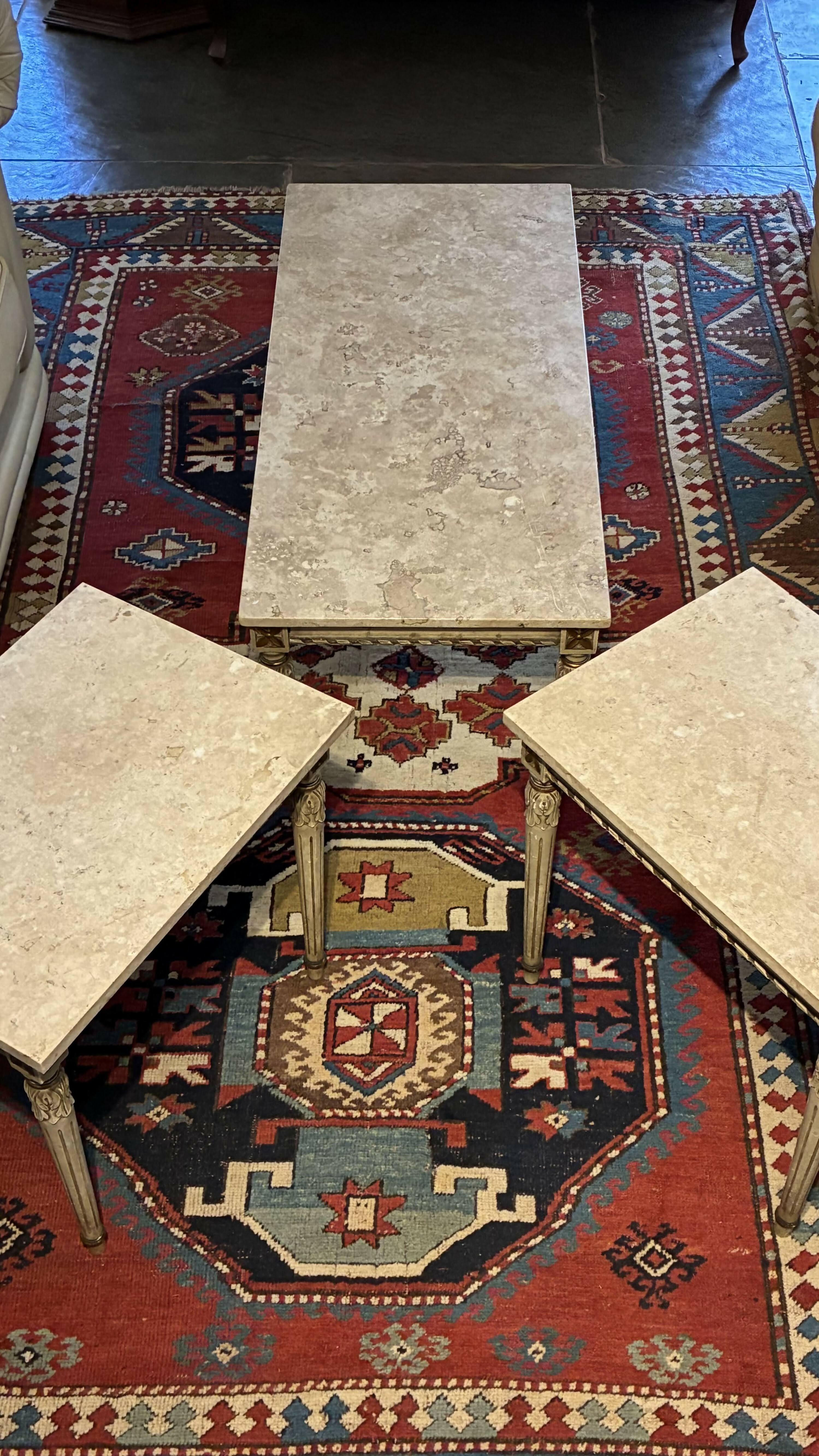 Trio de mesinhas com tampo em mármore