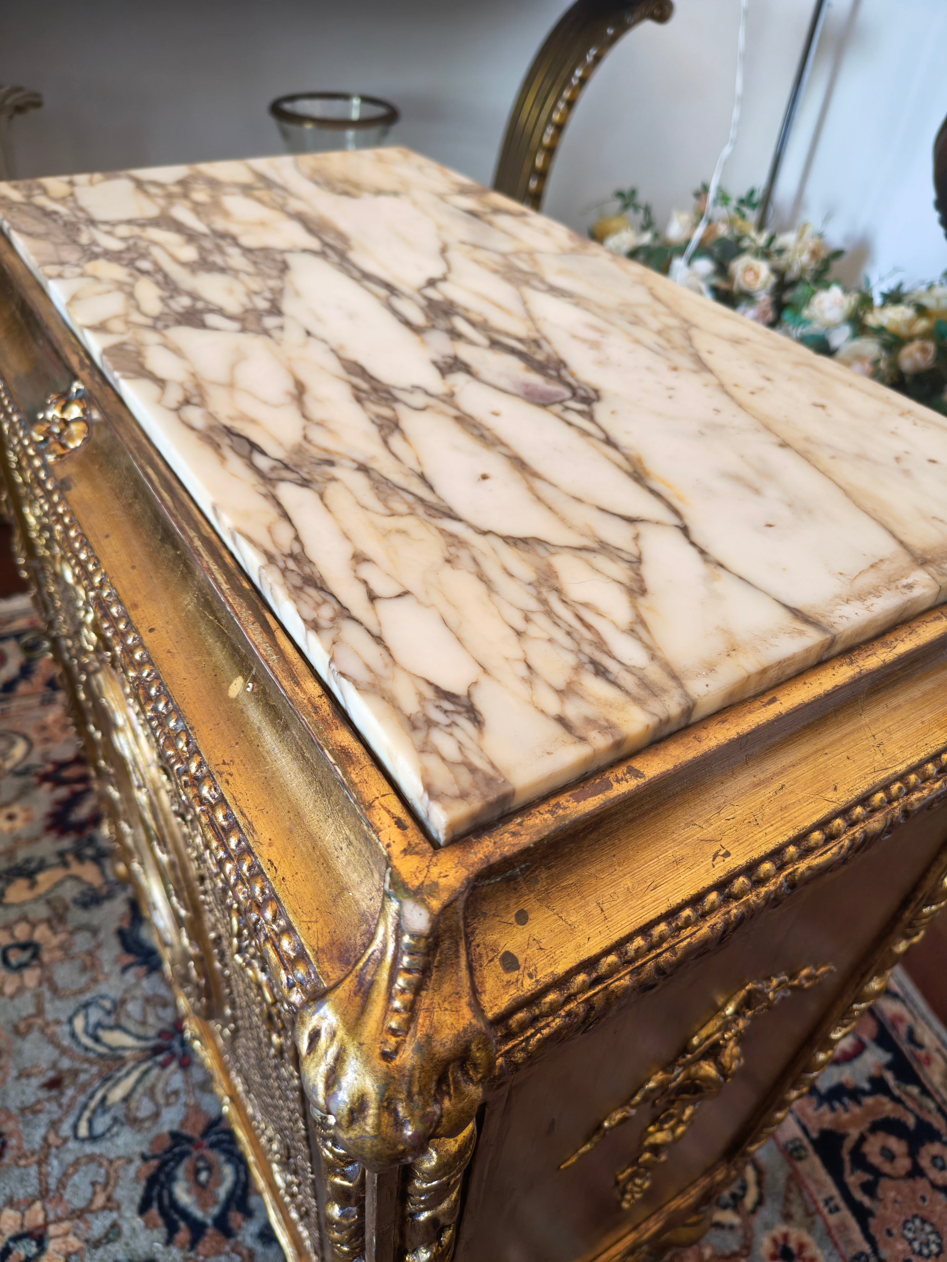 Antigo Gabinete Musiquero em dourado Estilo Luís XVI com tampo em pedra e porta com palhinha e pintura oval 