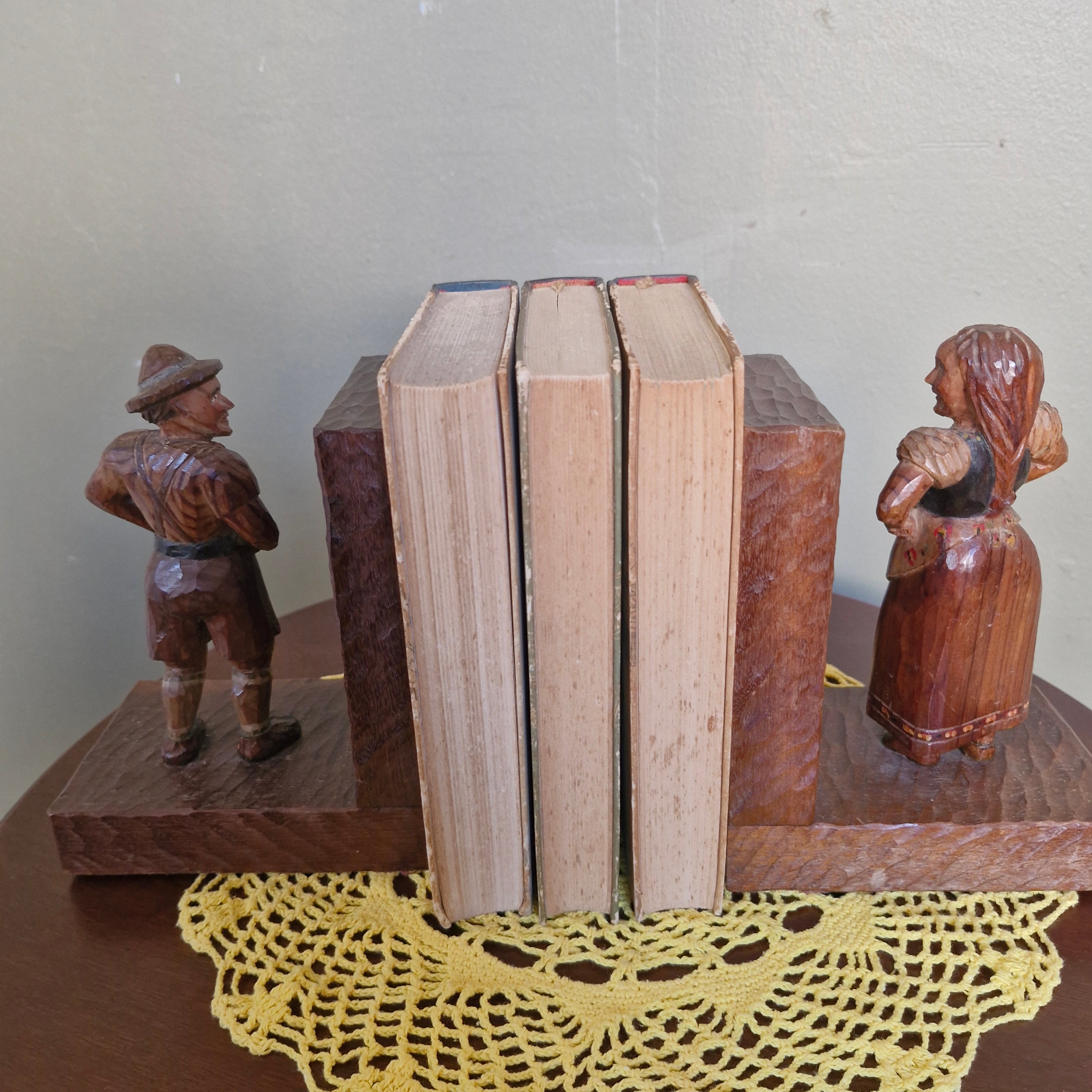 Porta Livros Alemão em madeira entalhada 