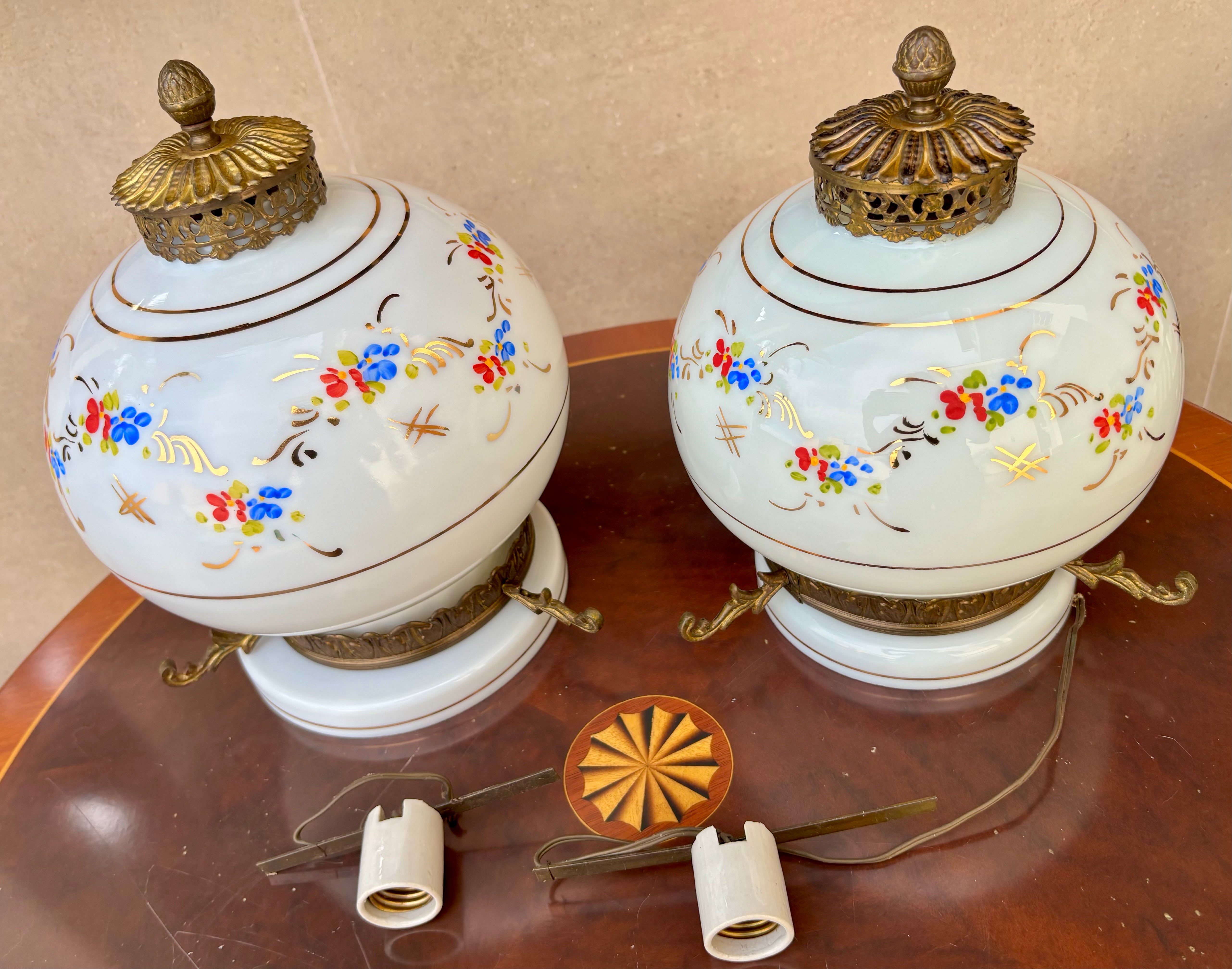 Par de Lustres Pendentes Estilo Lampião Colonial com detalhes florais pintados à mão – Décadas de 1940/1950