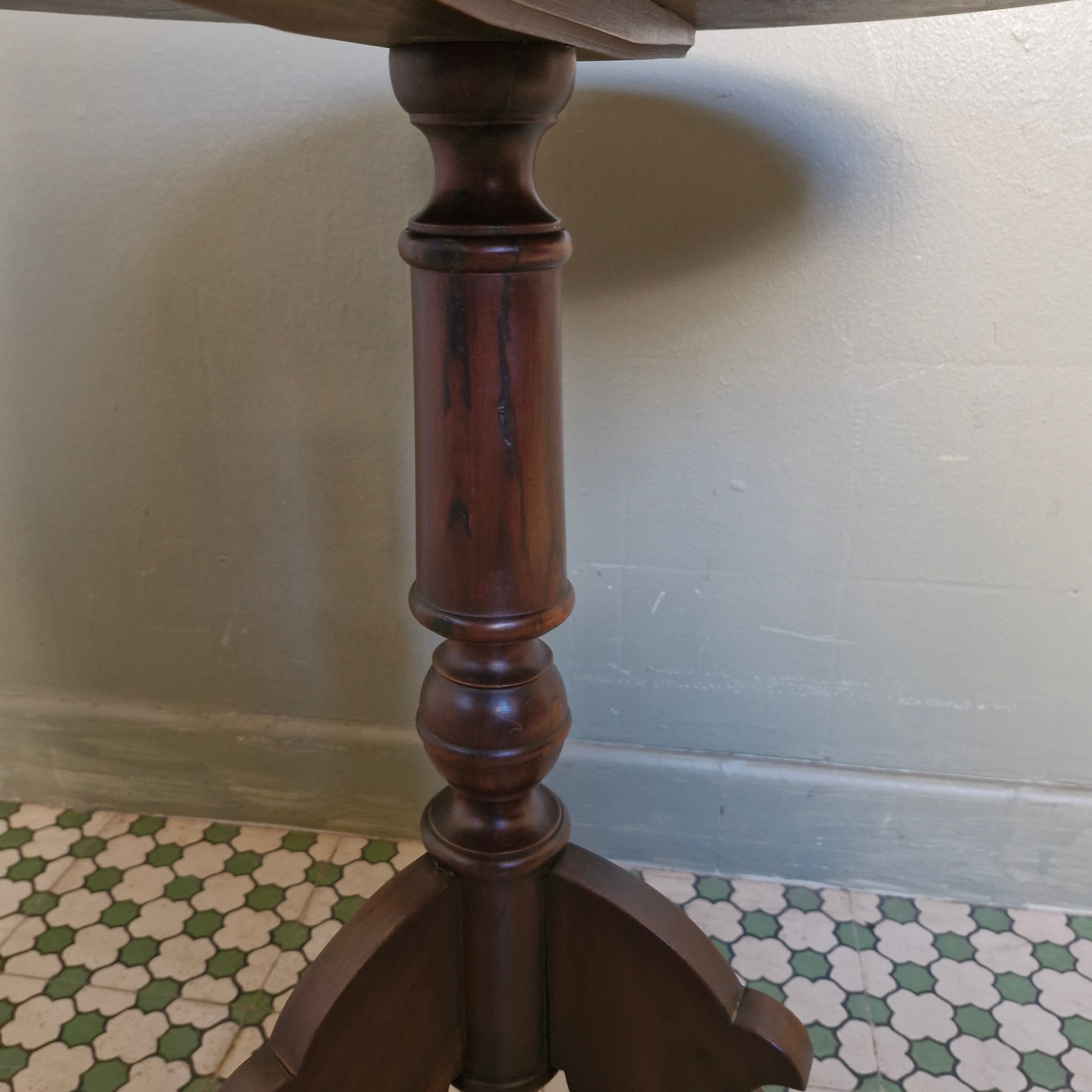 Mesa de apoio redonda estilo Inglês em madeira escura 