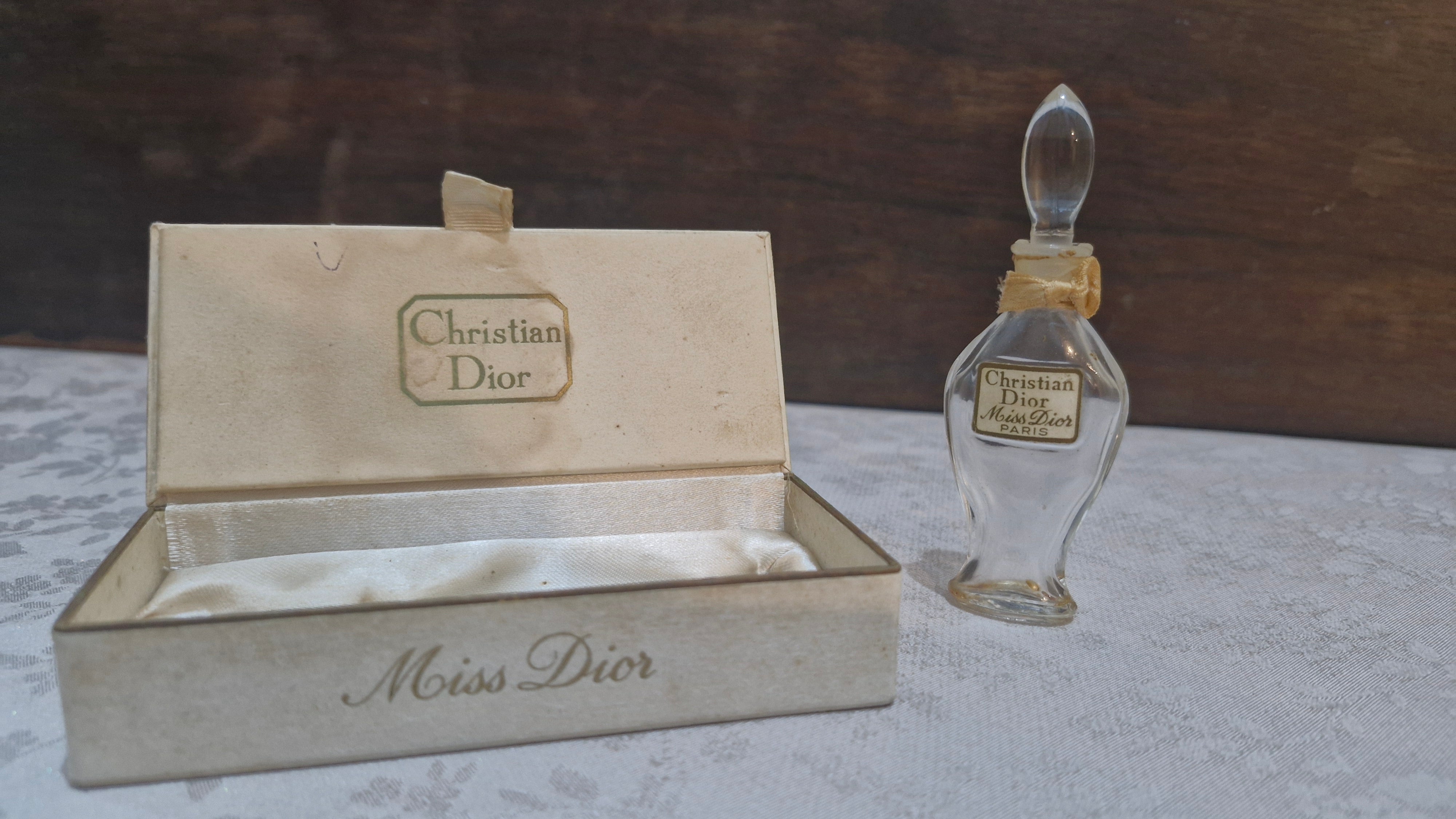 Coleção de raros frascos de perfumes franceses