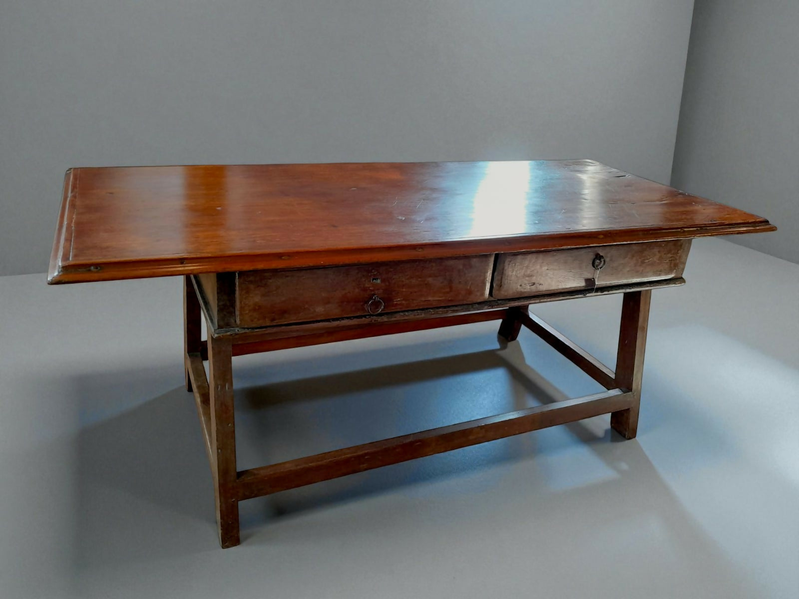 MESA ANTIGA FEITA EM MADEIRA NOBRE COM BASE EM ESTILO CAVALETE